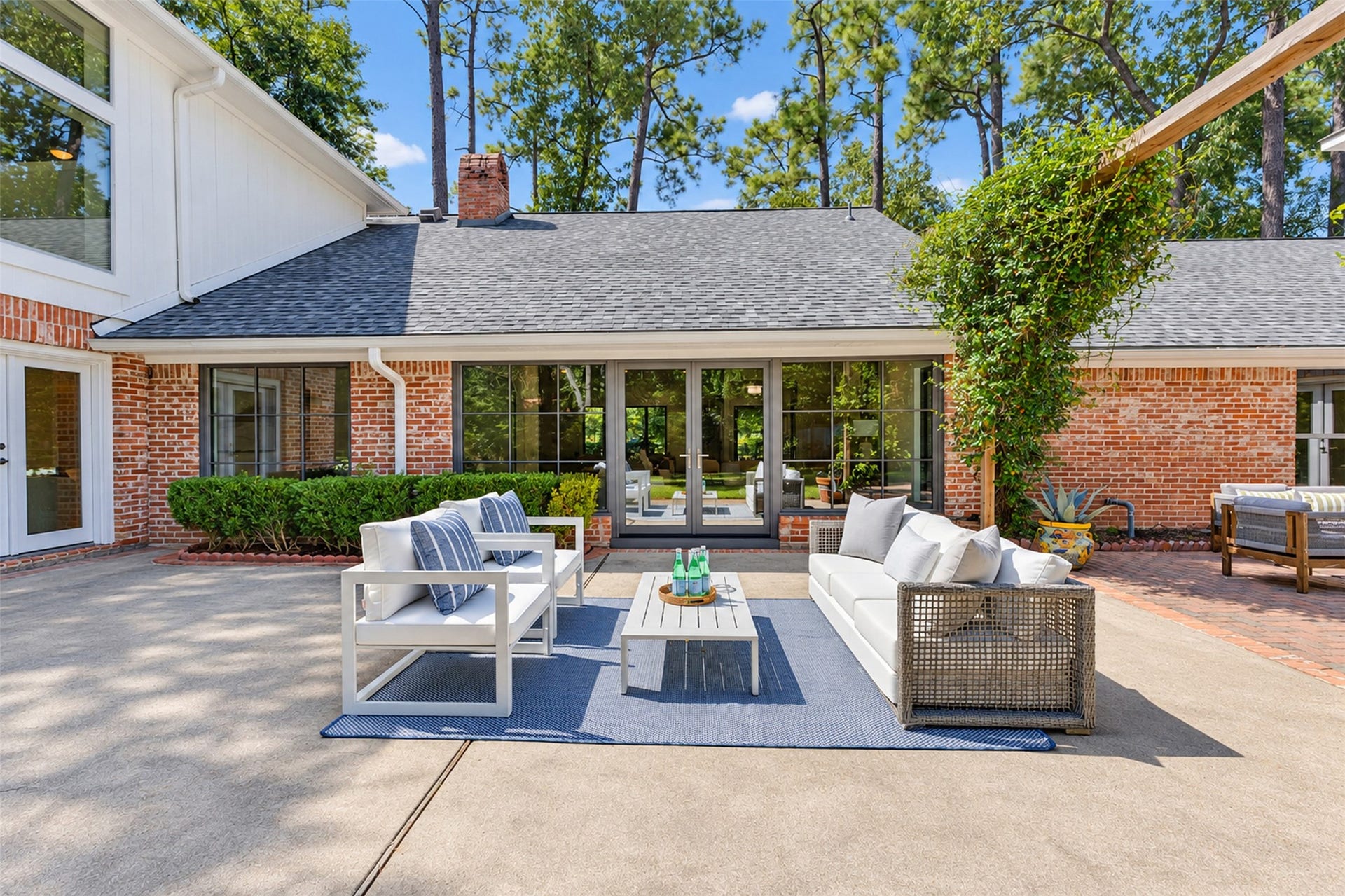 Private outdoor oasis! Showcasing a generous seating areas enveloped by manicured green grounds and mature foliage, delivering a serene backdrop for resort-style relaxation right in your backyard.