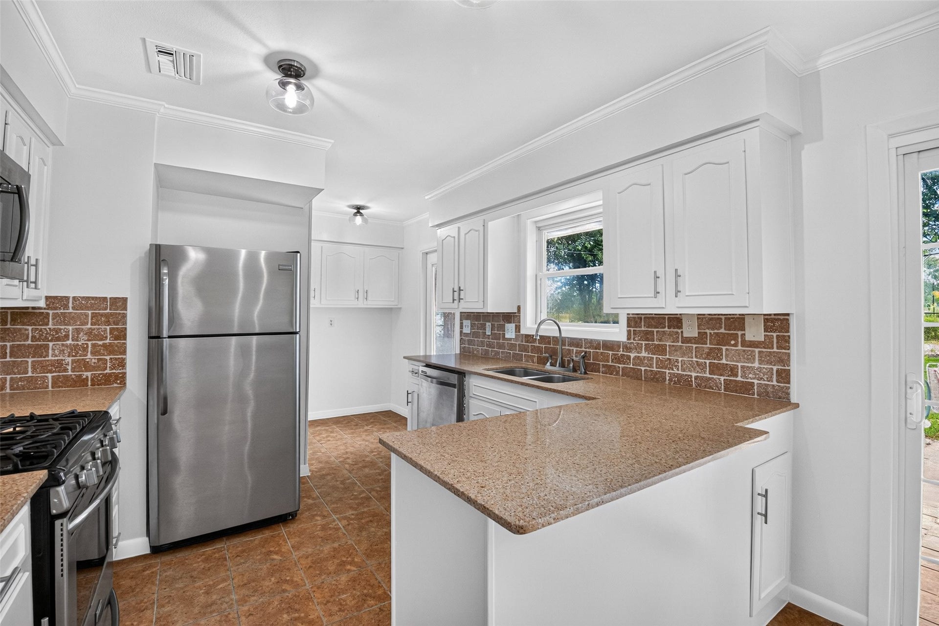 11227 Greenwillow Street, Houston, TX 77035 Stainless steel appliances! Door in kitchen has built-in blinds and can access backyard.