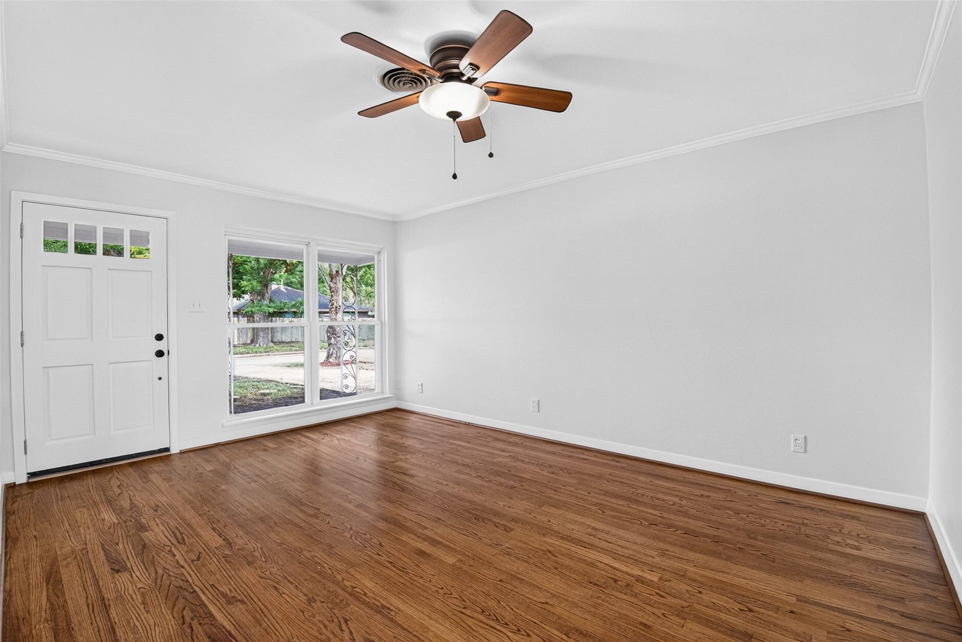11227 Greenwillow Street, Houston, TX 77035 Fresh interior paint! Light and bright living room with large double-paned windows. Gorgeous refinished hardwood floors.