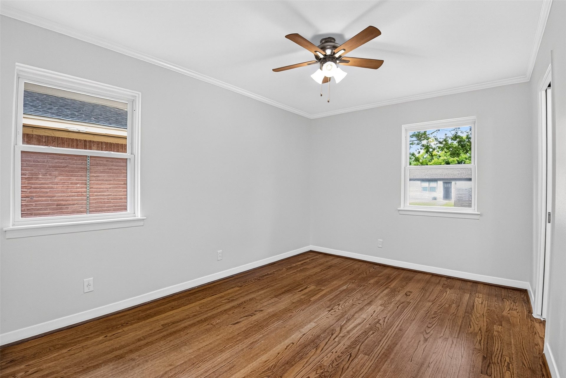 11227 Greenwillow Street, Houston, TX 77035 Primary bedroom with crown molding!
