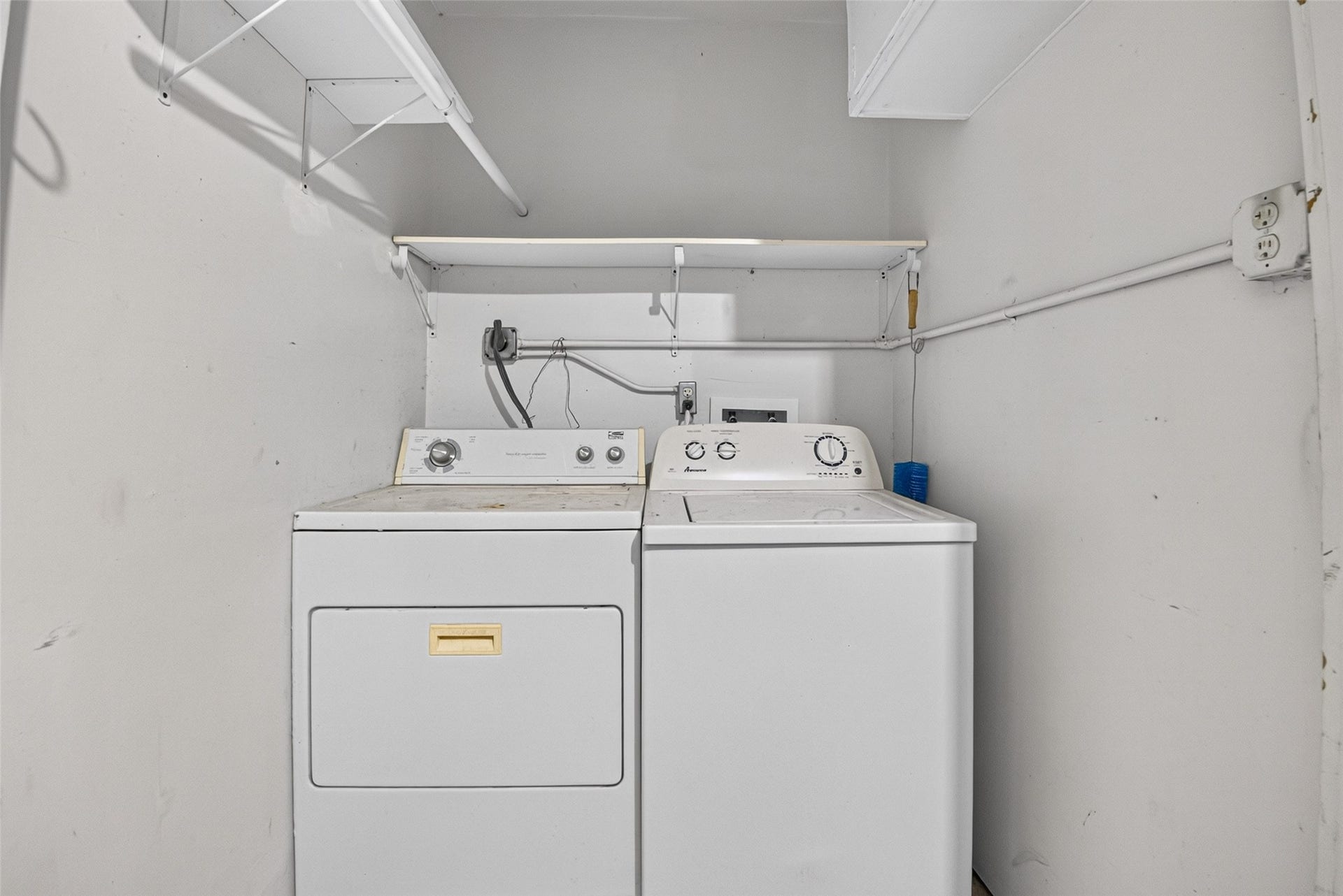 11227 Greenwillow Street, Houston, TX 77035 Laundry area in garage