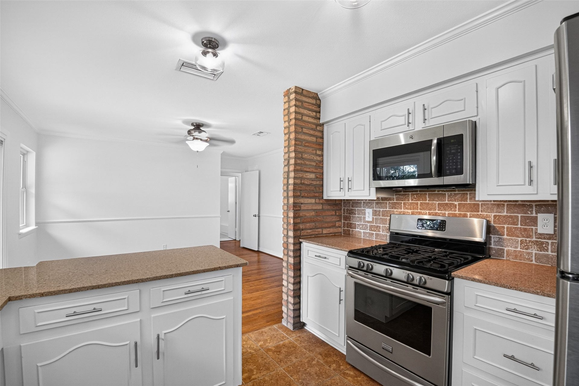 11227 Greenwillow Street, Houston, TX 77035 Another view of the appliances!
