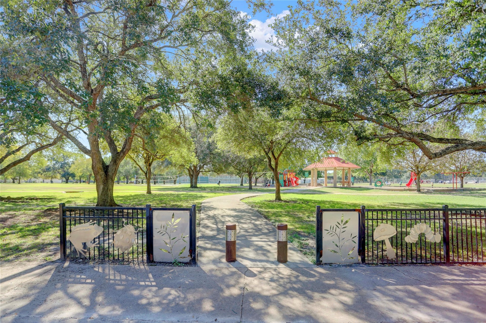 11227 Greenwillow Street, Houston, TX 77035 View of Willow Park located just a few blocks away. Park has play equipment, shade pavilion and picnic tables.