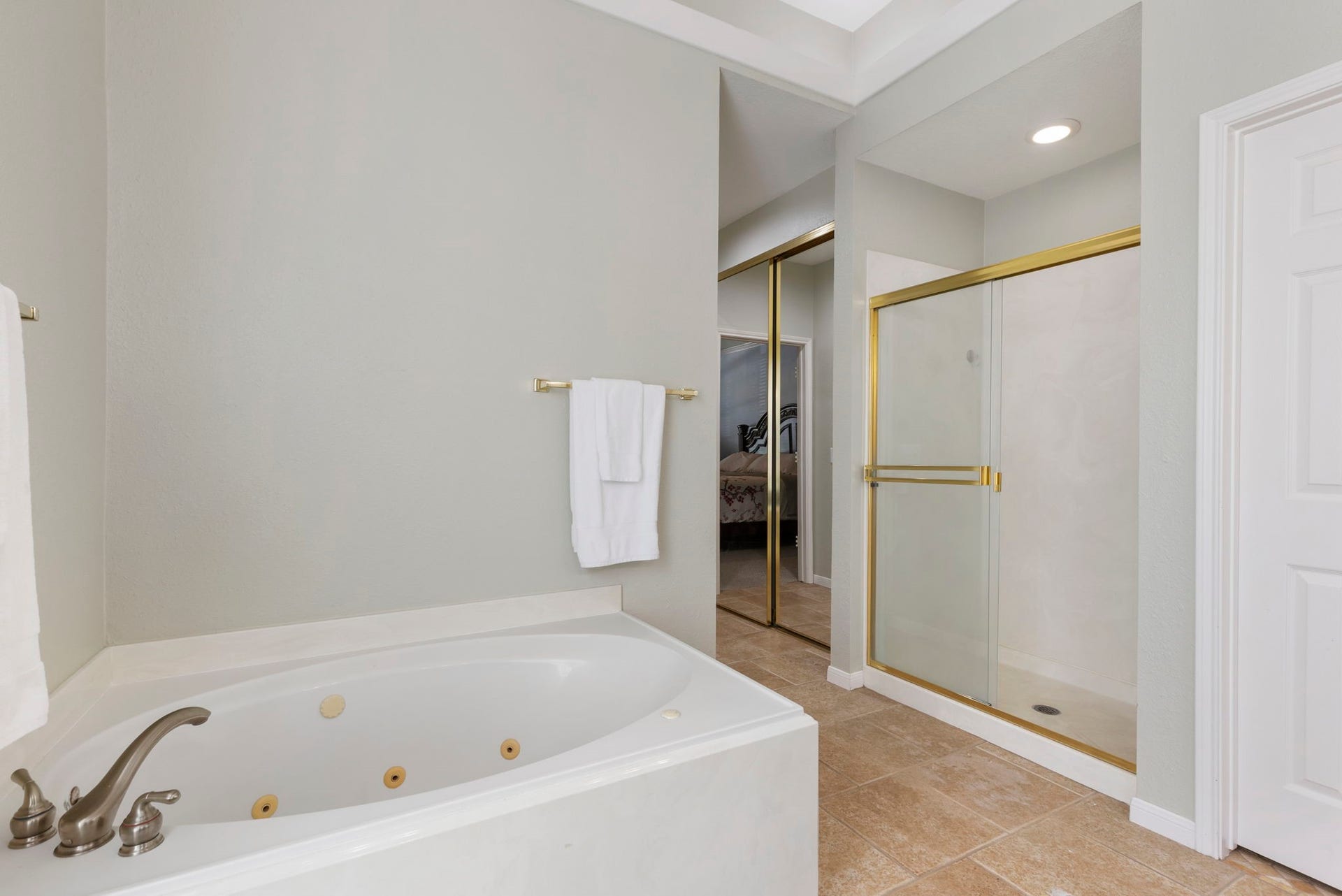 98 W Night Heron Place, The Woodlands, TX 77382 Unwind in the jetted soaking tub or enjoy the separate walk-in shower in this well-appointed primary retreat.