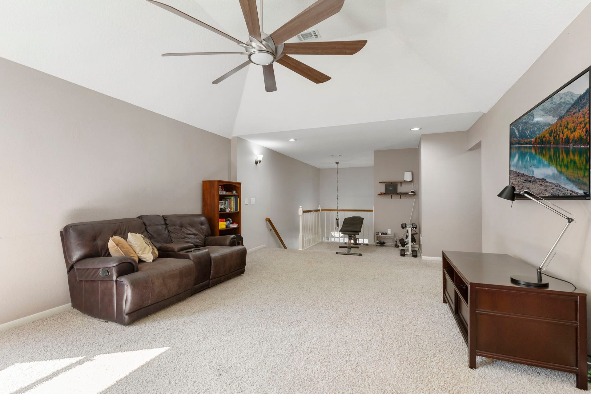 98 W Night Heron Place, The Woodlands, TX 77382 With room for entertainment, lounging, and hobbies, this versatile upstairs retreat adapts to your lifestyle.