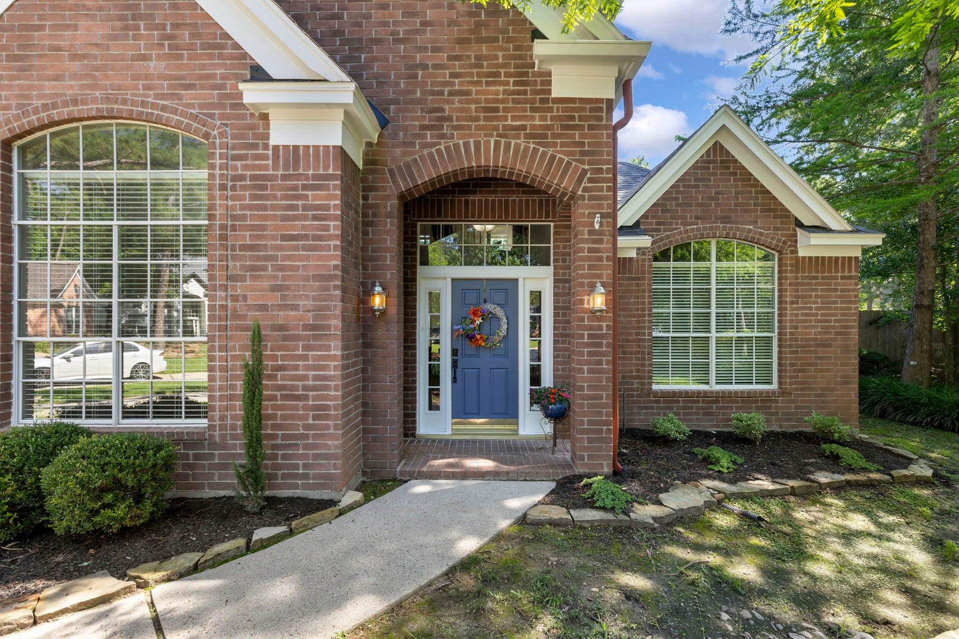 98 W Night Heron Place, The Woodlands, TX 77382 Step through the covered front entry and into a home thoughtfully designed for comfortable everyday living and effortless entertaining.