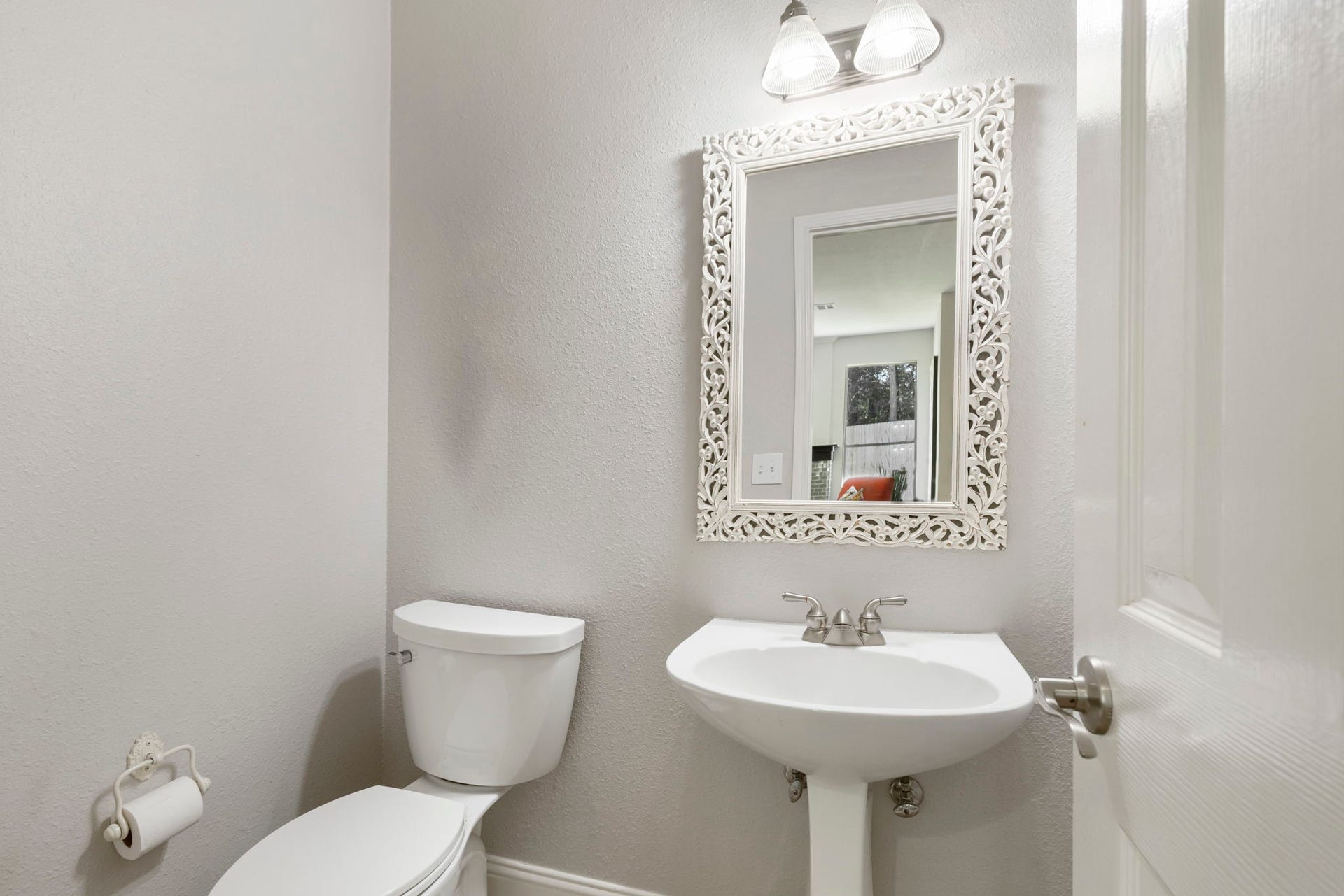 98 W Night Heron Place, The Woodlands, TX 77382 The convenient first-floor powder bath is perfectly positioned for guests and everyday use.