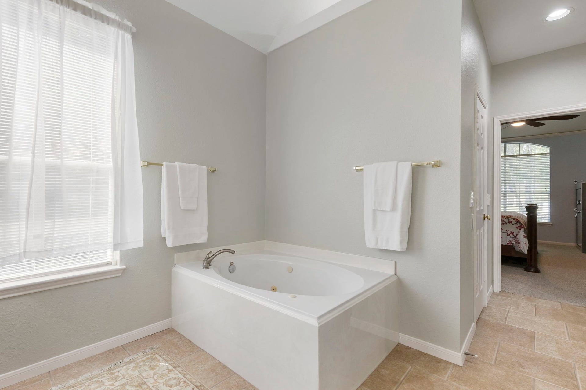 98 W Night Heron Place, The Woodlands, TX 77382 Vaulted ceilings and natural light make the soaking tub area feel open, airy, and spa-like.