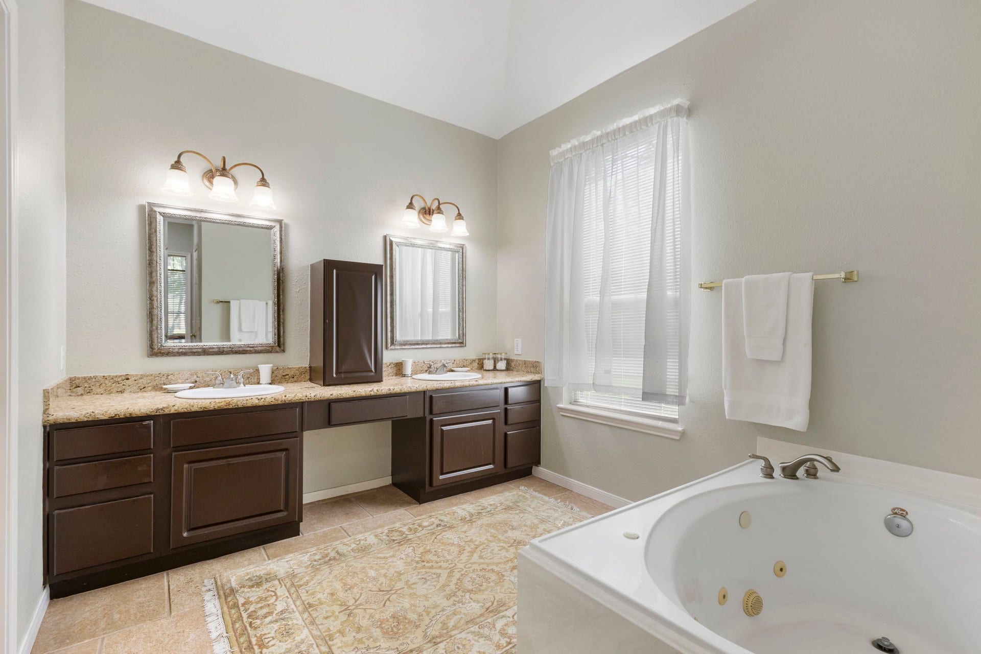 98 W Night Heron Place, The Woodlands, TX 77382 Start and end your day in a bright, oversized primary bath with dual vanities, abundant counter space, and a relaxing soaking tub.