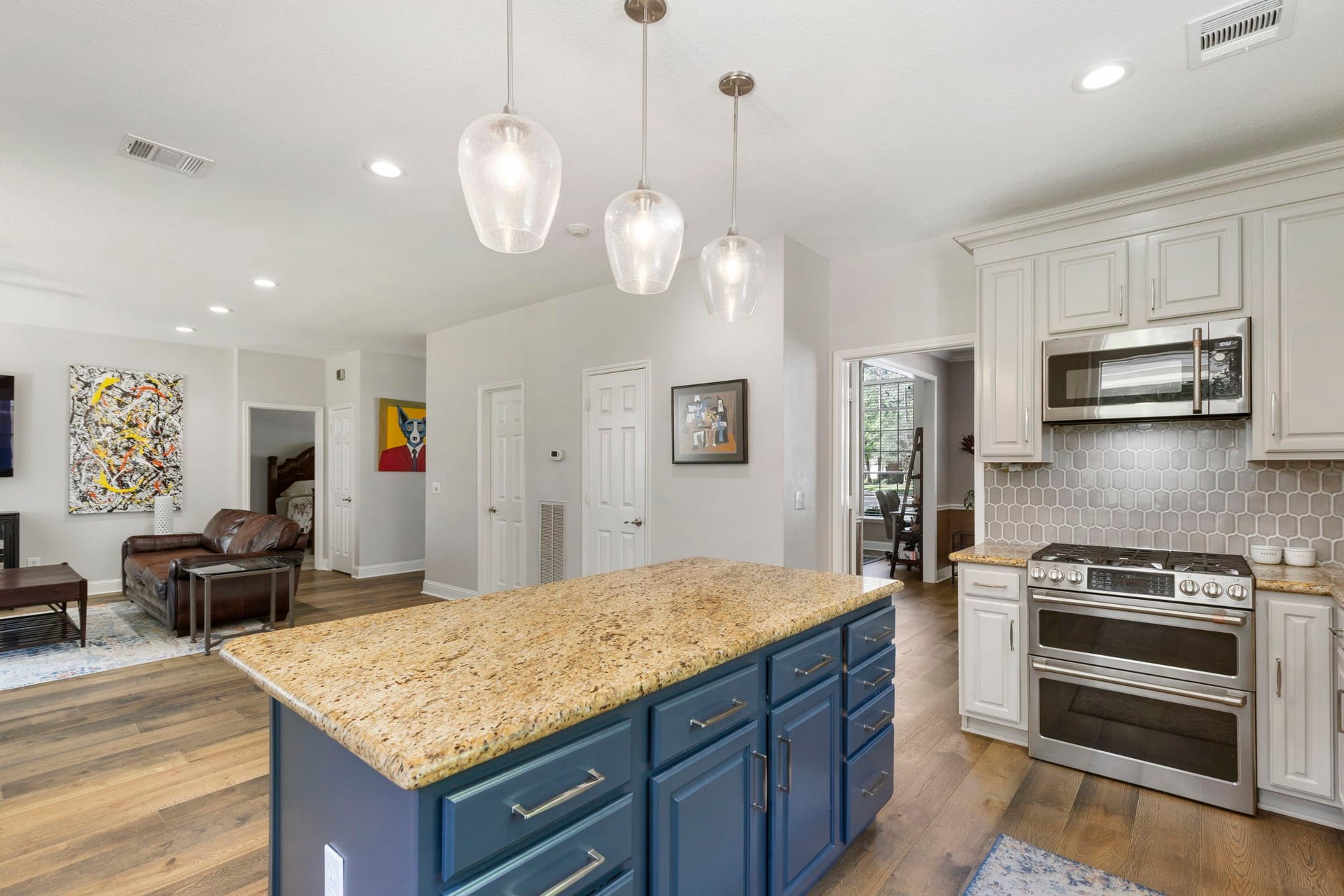 98 W Night Heron Place, The Woodlands, TX 77382 The large center island offers additional prep space, storage, and seating, making it the perfect spot for gathering & serving.