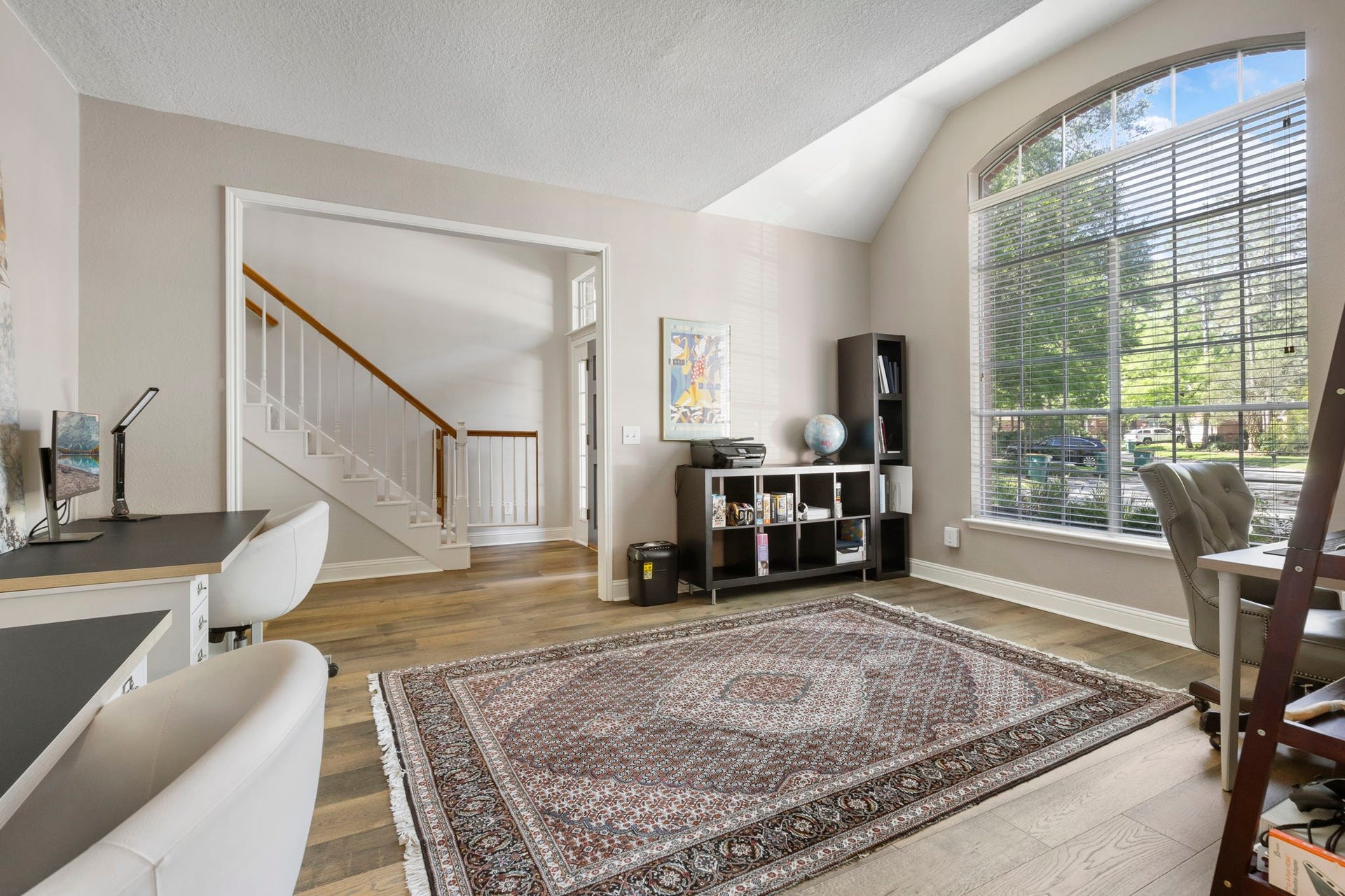 98 W Night Heron Place, The Woodlands, TX 77382 Located just off the front entry, this flexible space is filled with natural light and can easily function as a home office, study area, or additional living space.
