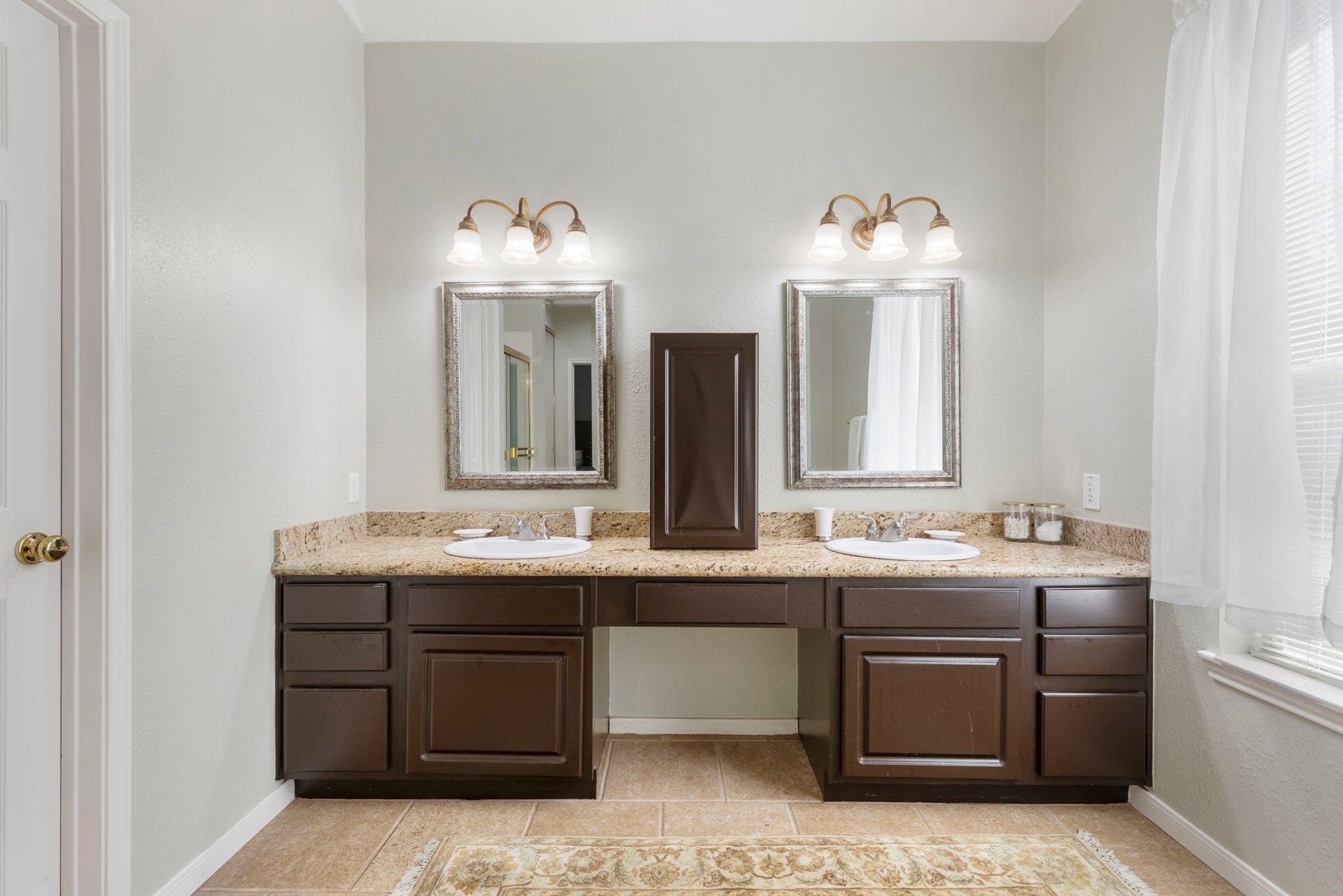 98 W Night Heron Place, The Woodlands, TX 77382 Dual sinks and a dedicated vanity area provide plenty of room for busy mornings and everyday convenience.