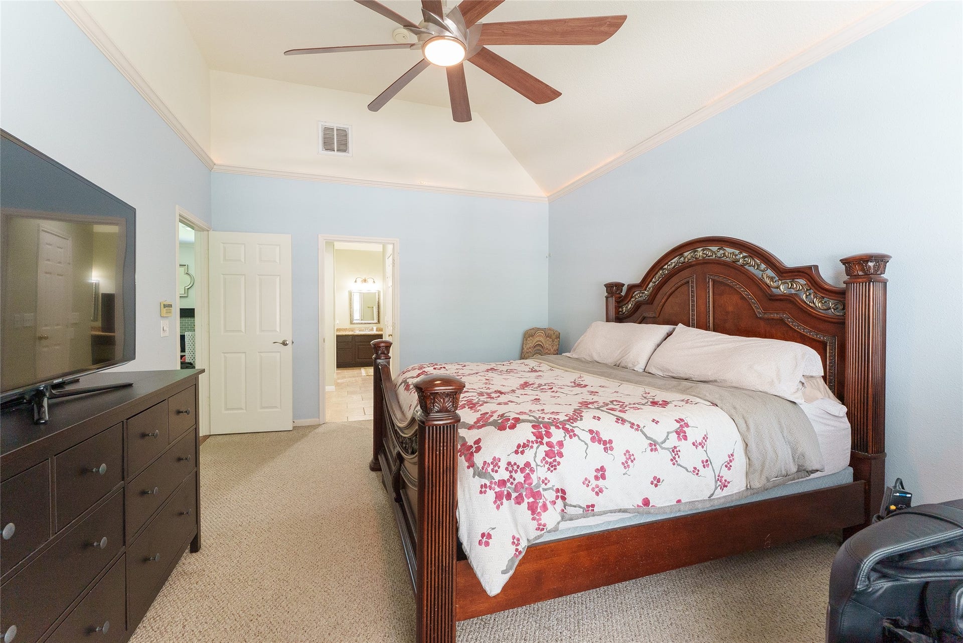 98 W Night Heron Place, The Woodlands, TX 77382 Privately tucked away on the main level, the primary bedroom offers a comfortable layout with easy access to the en-suite bath.