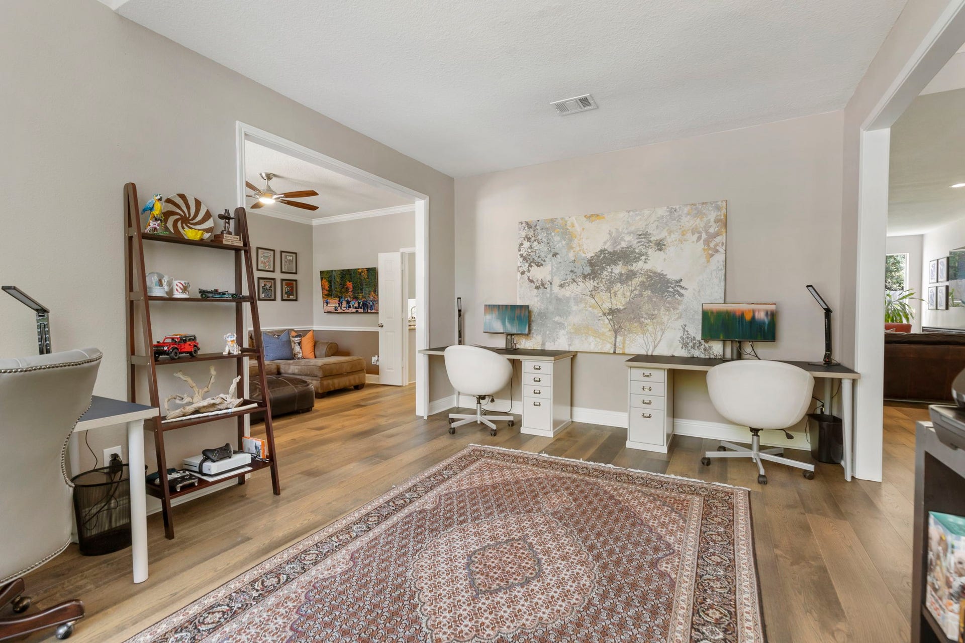 98 W Night Heron Place, The Woodlands, TX 77382 Connected to the front entry and adjacent den, this versatile room offers plenty of space for working from home, a playroom, or a secondary sitting area.