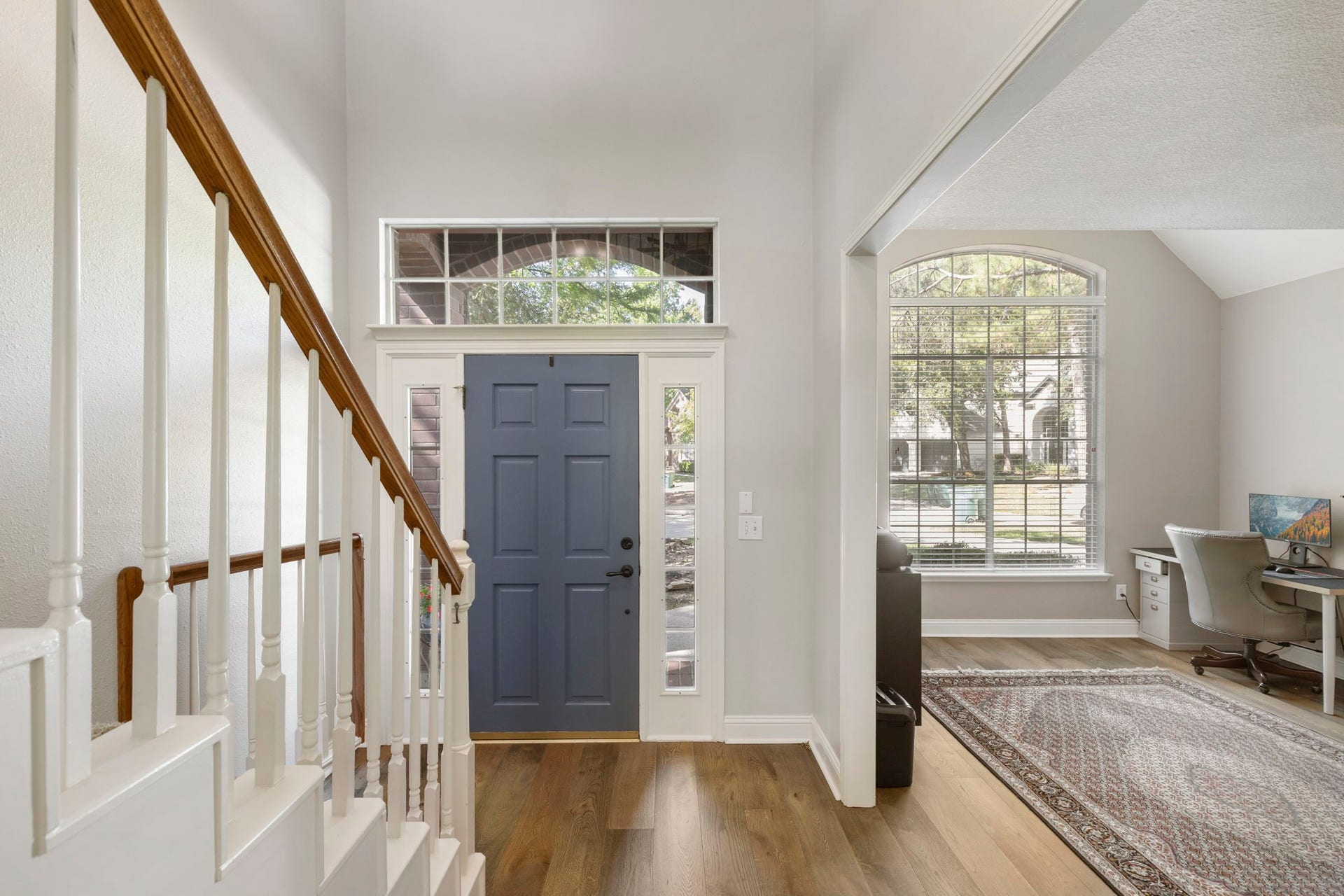 98 W Night Heron Place, The Woodlands, TX 77382 The front entry makes a great first impression with soaring ceilings, beautiful hardwood floors, new baseboards, abundant natural light, and a bright, welcoming feel from the moment you walk in.