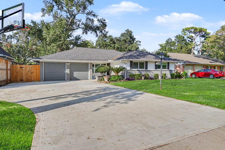 Property photo for 10306 Oakpoint Drive, Houston, TX