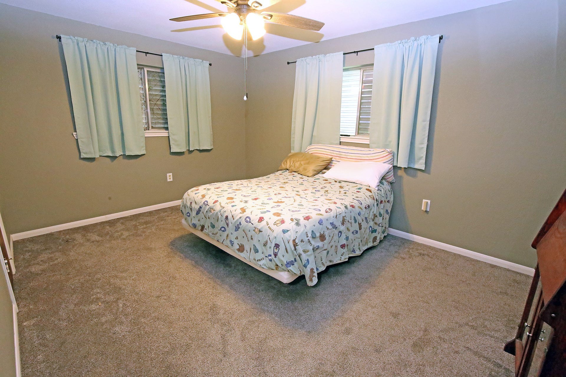 3804 Shady Lane, Santa Fe, TX 77517 Experience comfort in this inviting primary bedroom, featuring soft carpet, ample natural light, and a ceiling fan for year-round comfort.
