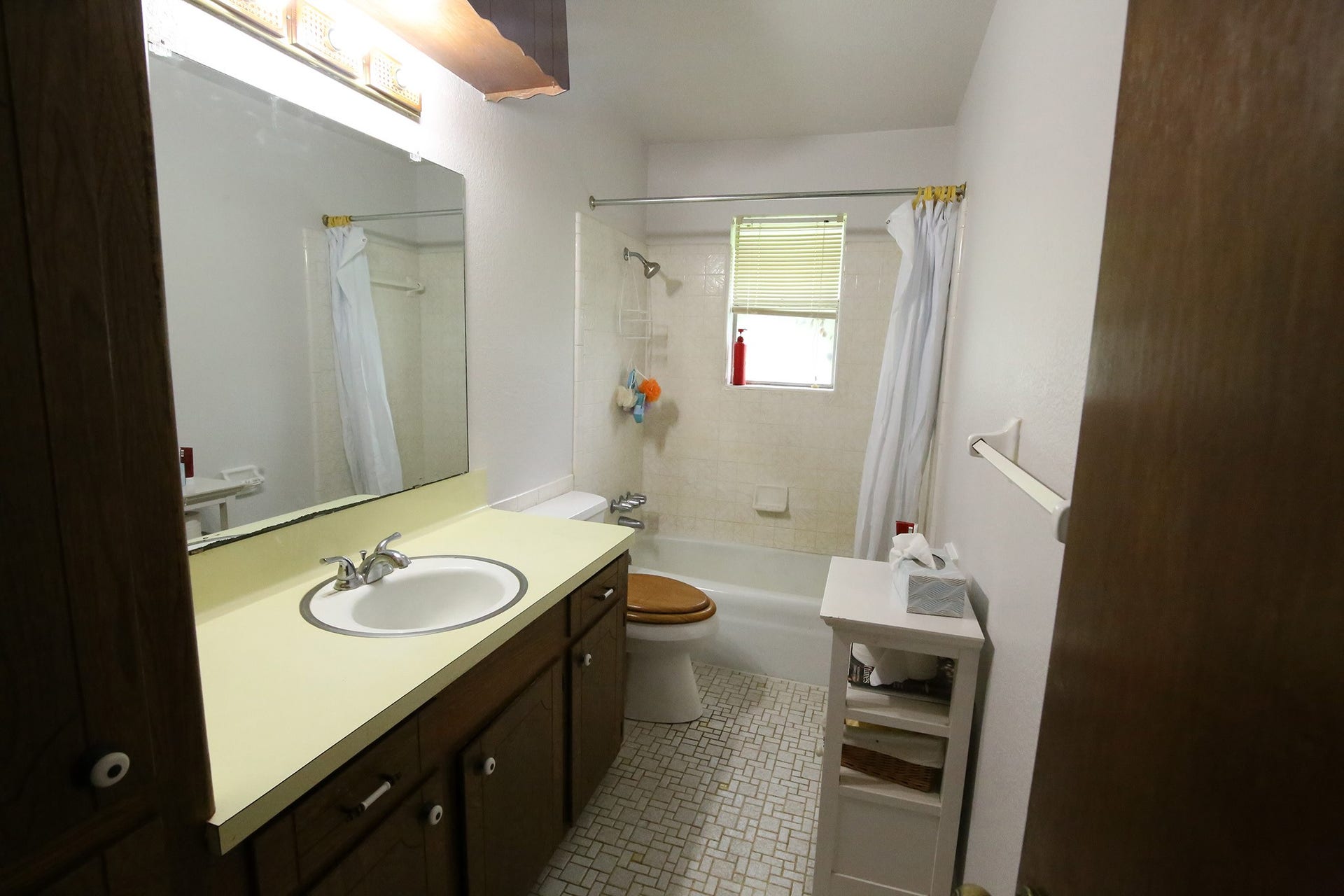 3804 Shady Lane, Santa Fe, TX 77517 Comfortable bath with versatile shower/tub combo.