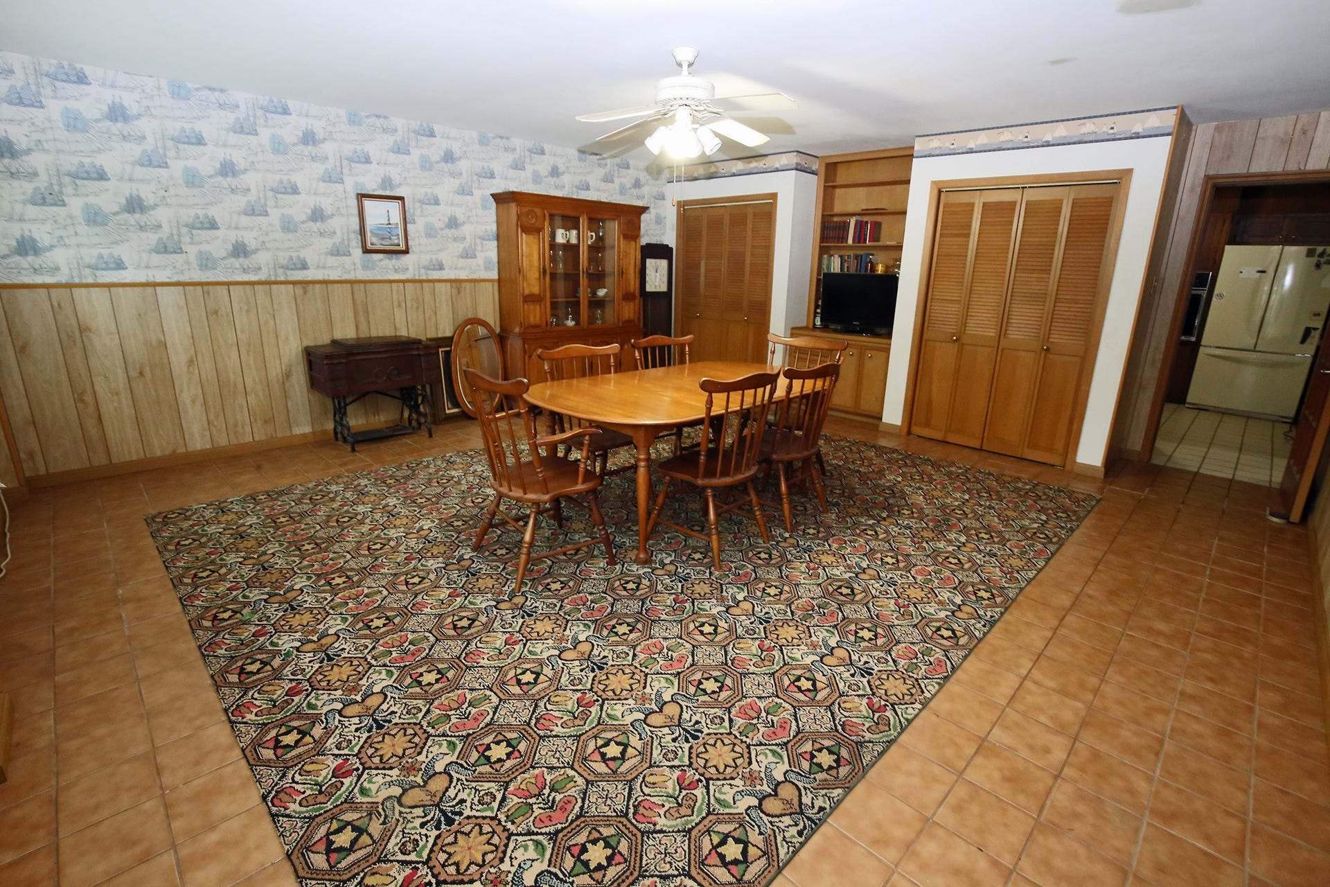 3804 Shady Lane, Santa Fe, TX 77517 Spacious flex room ideal for dining, a play area, or a cozy game room for the kids.