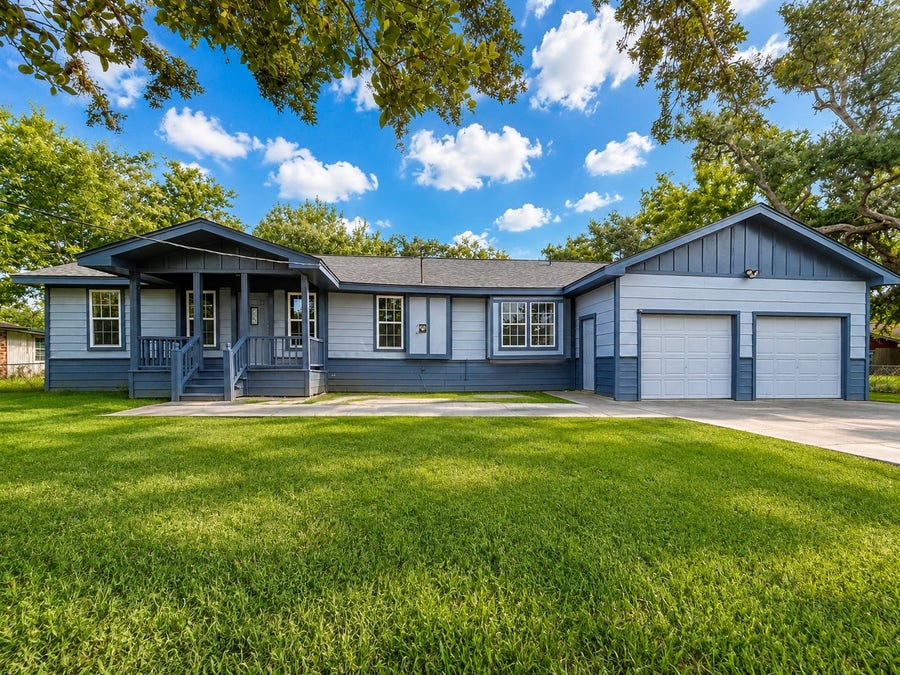 Property photo for 316 Riley Road, Clute, TX