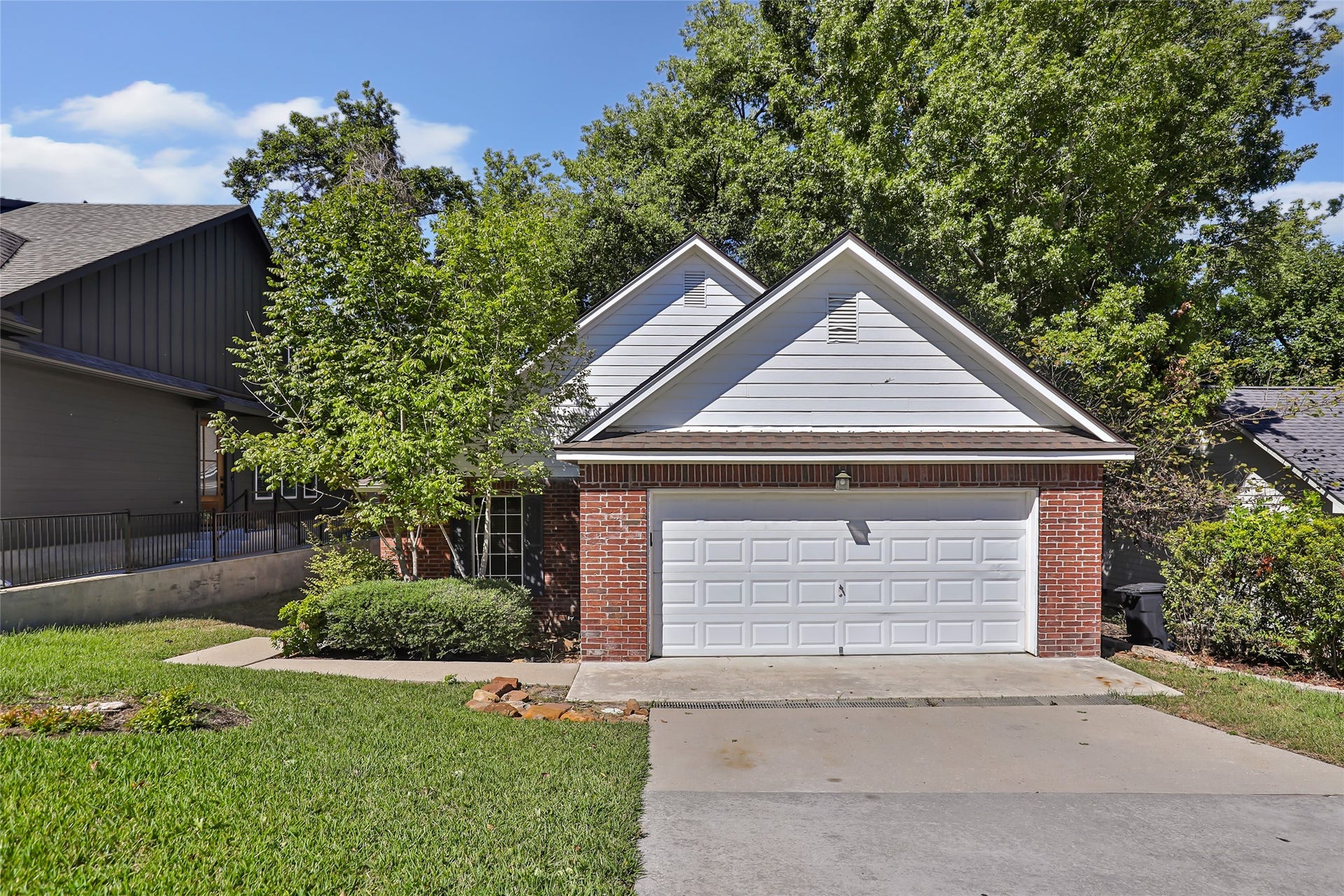 108 Harbour Town Circle, Conroe, TX 77356