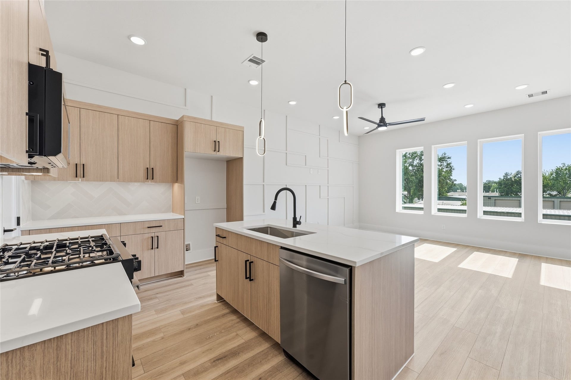 5308 Jesselton Lane, Houston, TX 77091 Elevated Living Plan - Living and Primary Suite on 2nd Floor