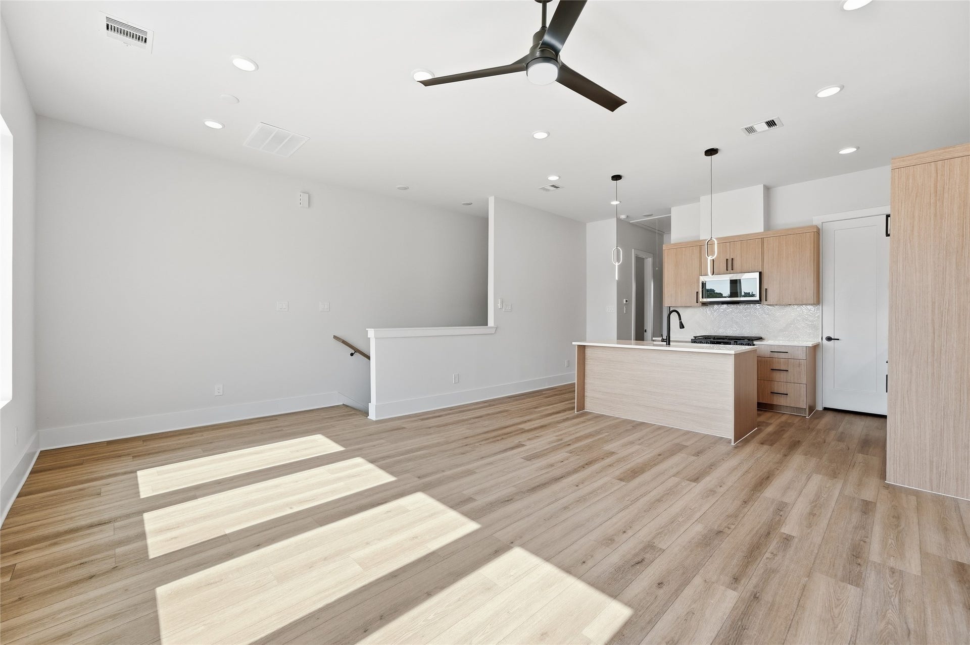 5308 Jesselton Lane, Houston, TX 77091 Elevated Living Plan - Living and Primary Suite on 2nd Floor