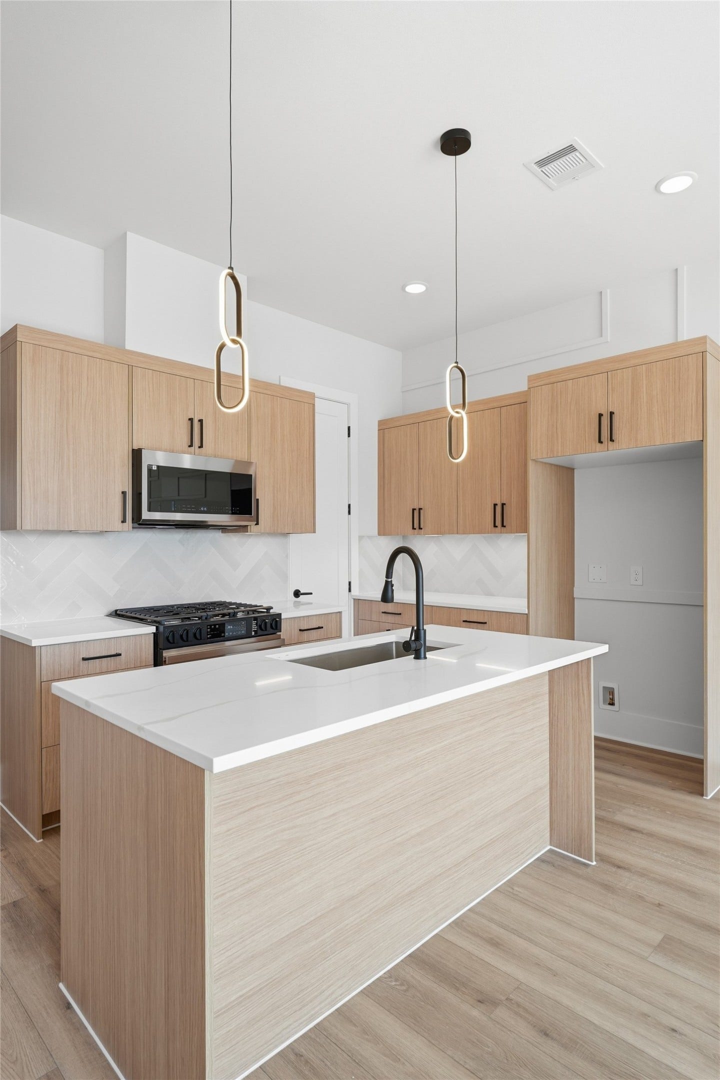 5308 Jesselton Lane, Houston, TX 77091 Elevated Living Plan - Living and Primary Suite on 2nd Floor