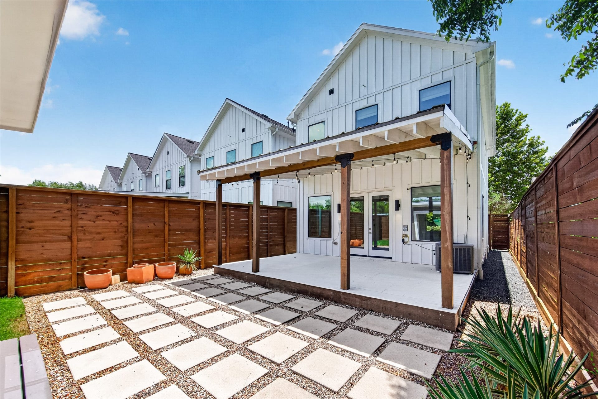 935 Bunton Street, Houston, TX 77009 935 Bunton Street, Houston, TX 77009