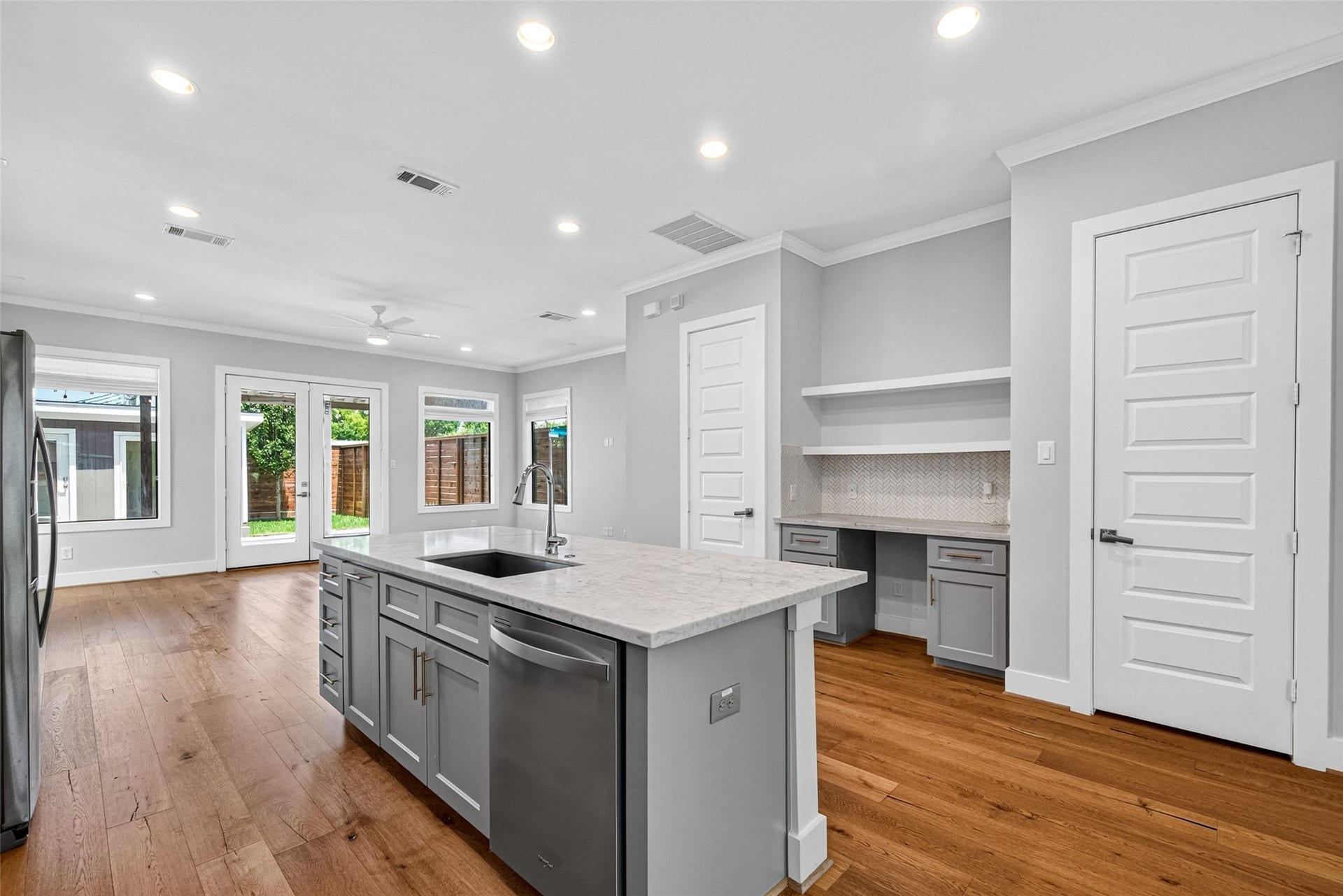 935 Bunton Street, Houston, TX 77009 935 Bunton Street, Houston, TX 77009