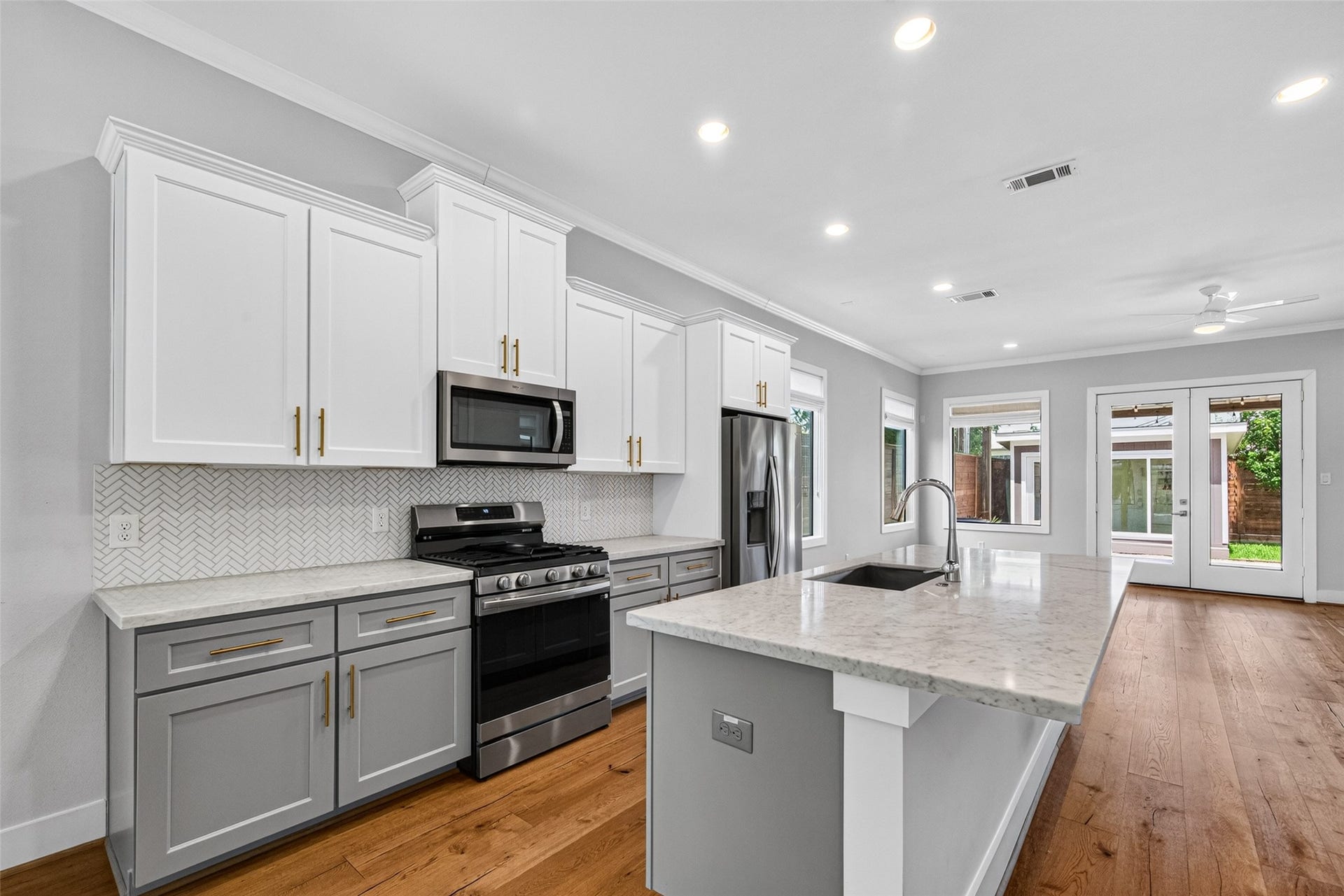935 Bunton Street, Houston, TX 77009 935 Bunton Street, Houston, TX 77009