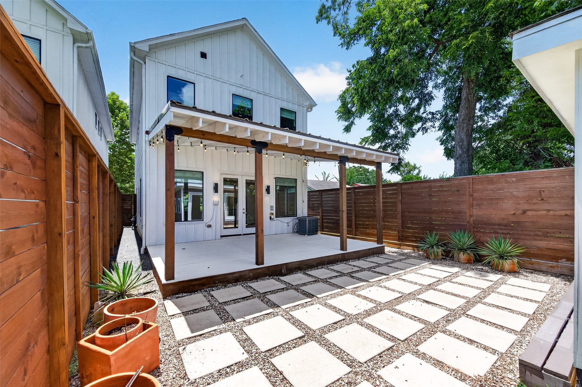 935 Bunton Street, Houston, TX 77009 935 Bunton Street, Houston, TX 77009