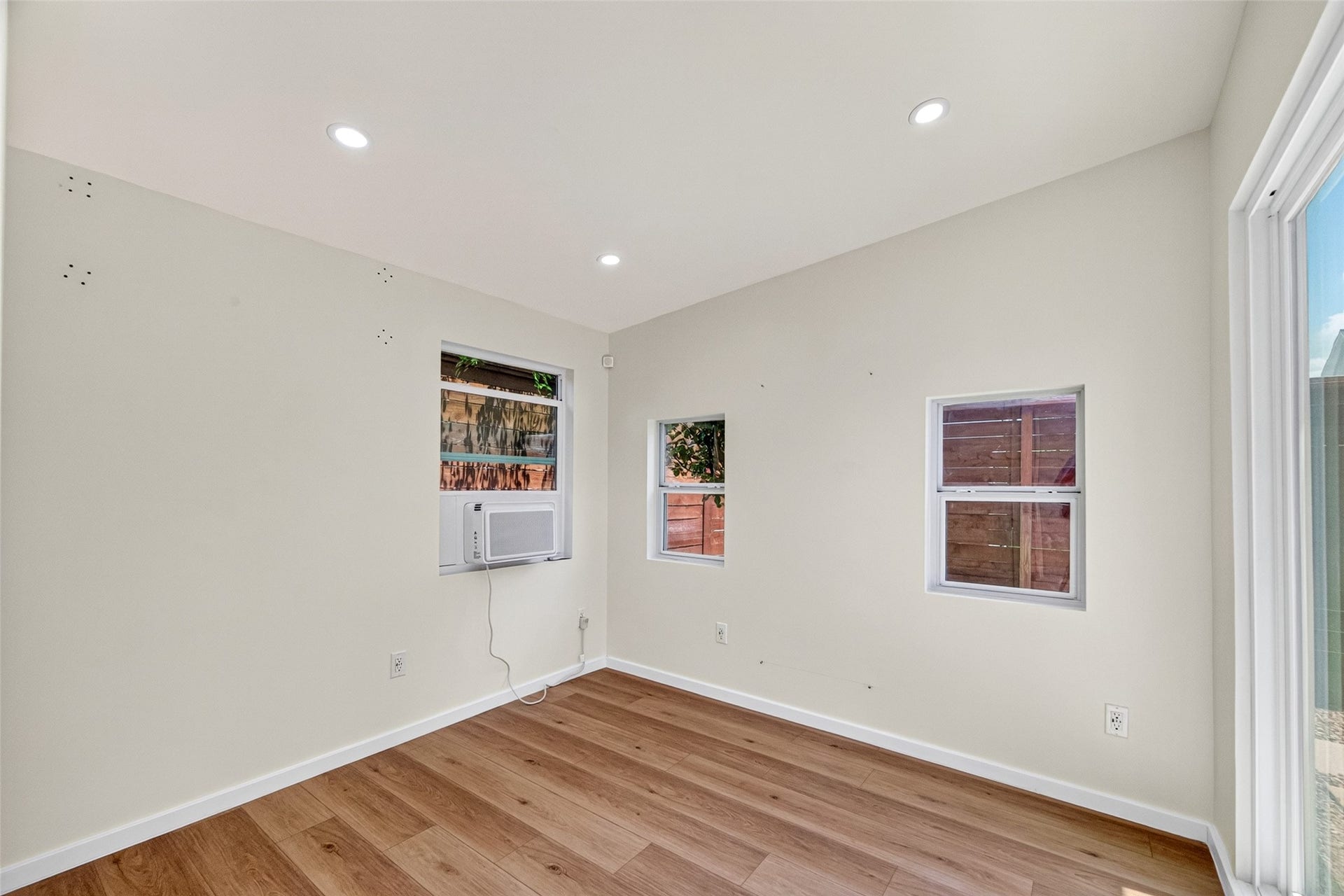 935 Bunton Street, Houston, TX 77009 935 Bunton Street, Houston, TX 77009