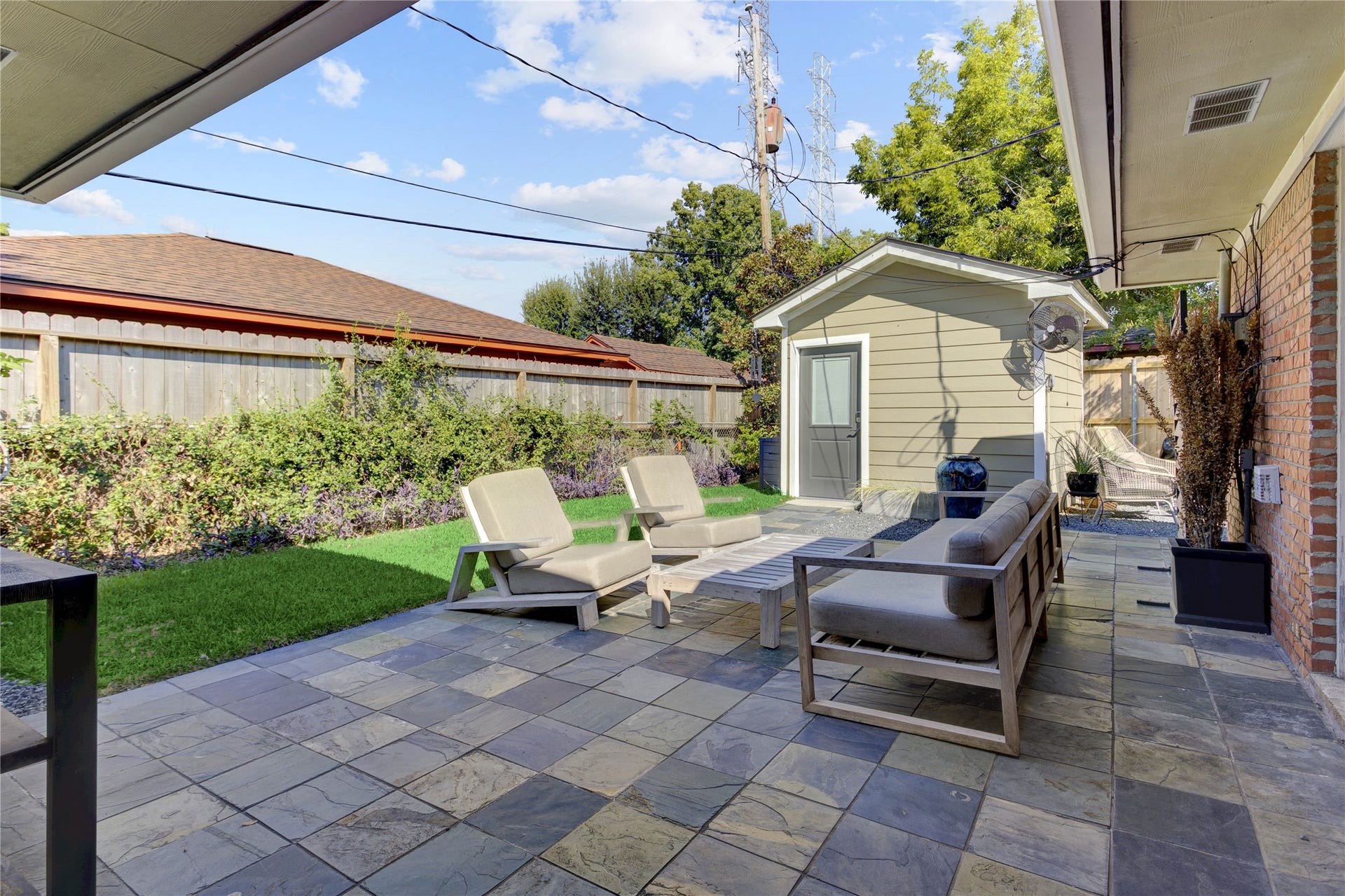 3007 Topham Circle, Houston, TX 77018 Through the sliding glass door, relax or entertain on the slate patio while grilling or watching the big game.