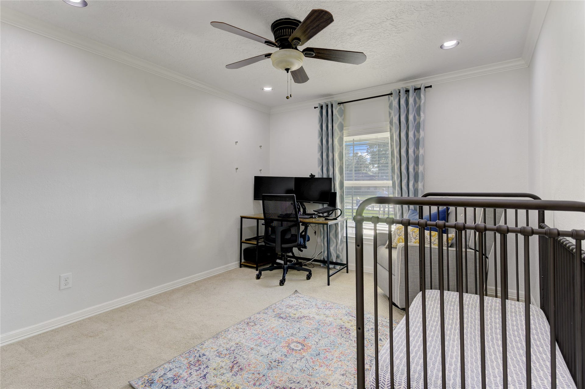 3007 Topham Circle, Houston, TX 77018 The third bedroom, also with a spacious closet and easy access to another full bathroom.