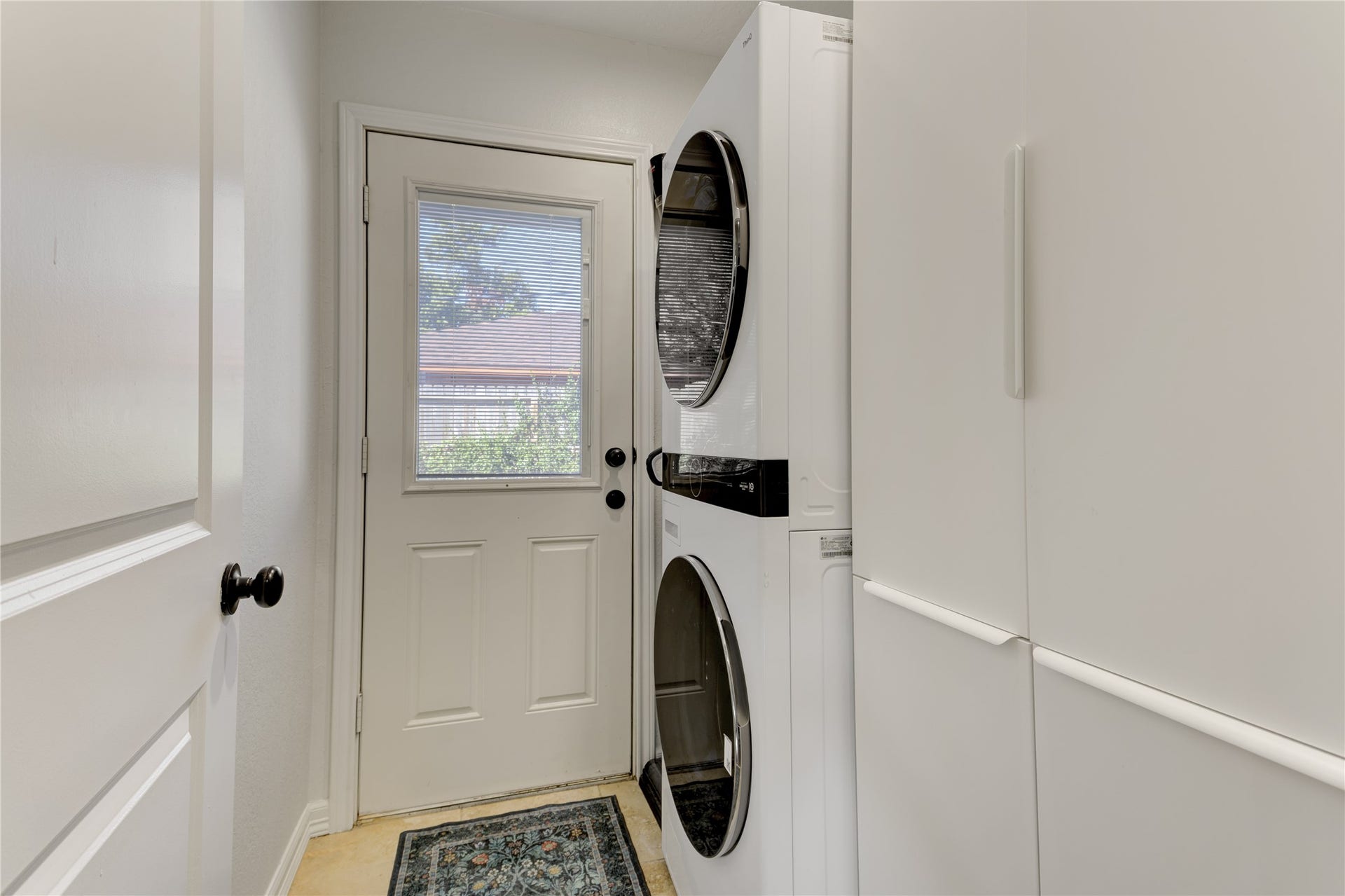3007 Topham Circle, Houston, TX 77018 The hallway utility room offers additional storage, ample space for full-size laundry units, and access directly to the backyard.