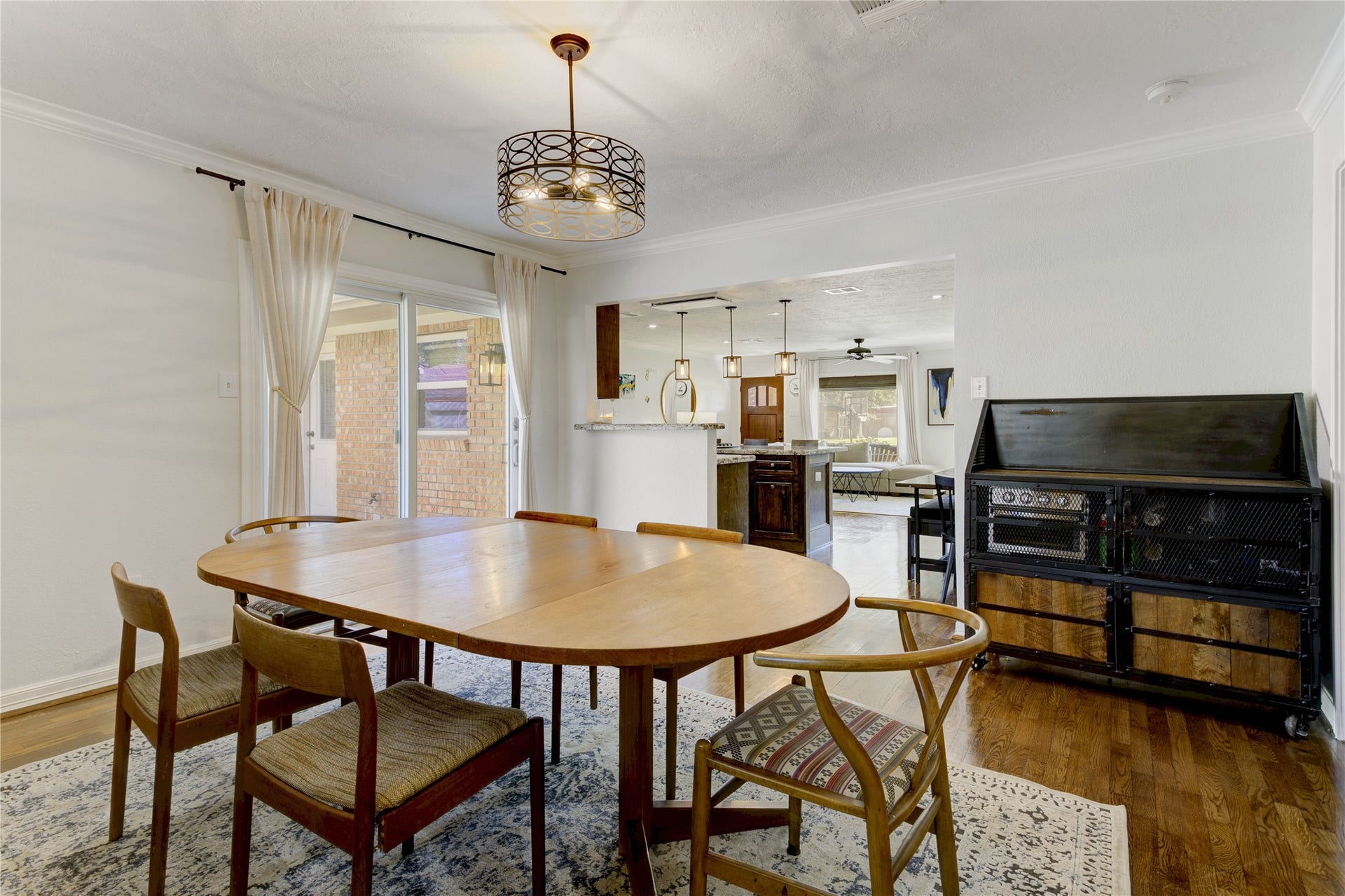 3007 Topham Circle, Houston, TX 77018 Between the kitchen and primary bedroom sits a dining room or extra space that offers a multitude of uses. With a sliding glass door to the patio, the options are endless.