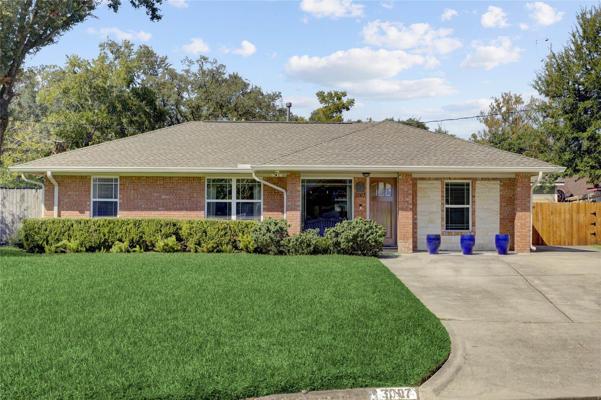 3007 Topham Circle, Houston, TX 77018 View from the cul-de-sac of 3007 Topham Circle.