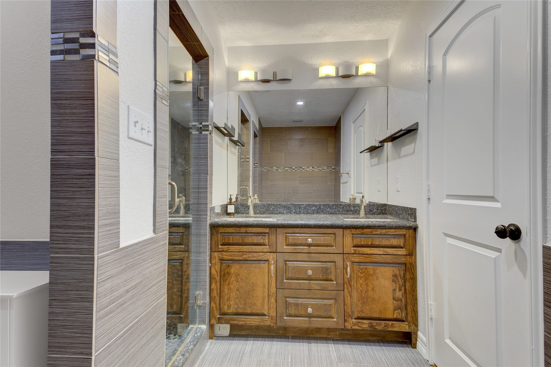 3007 Topham Circle, Houston, TX 77018 The primary bathroom dual sinks.