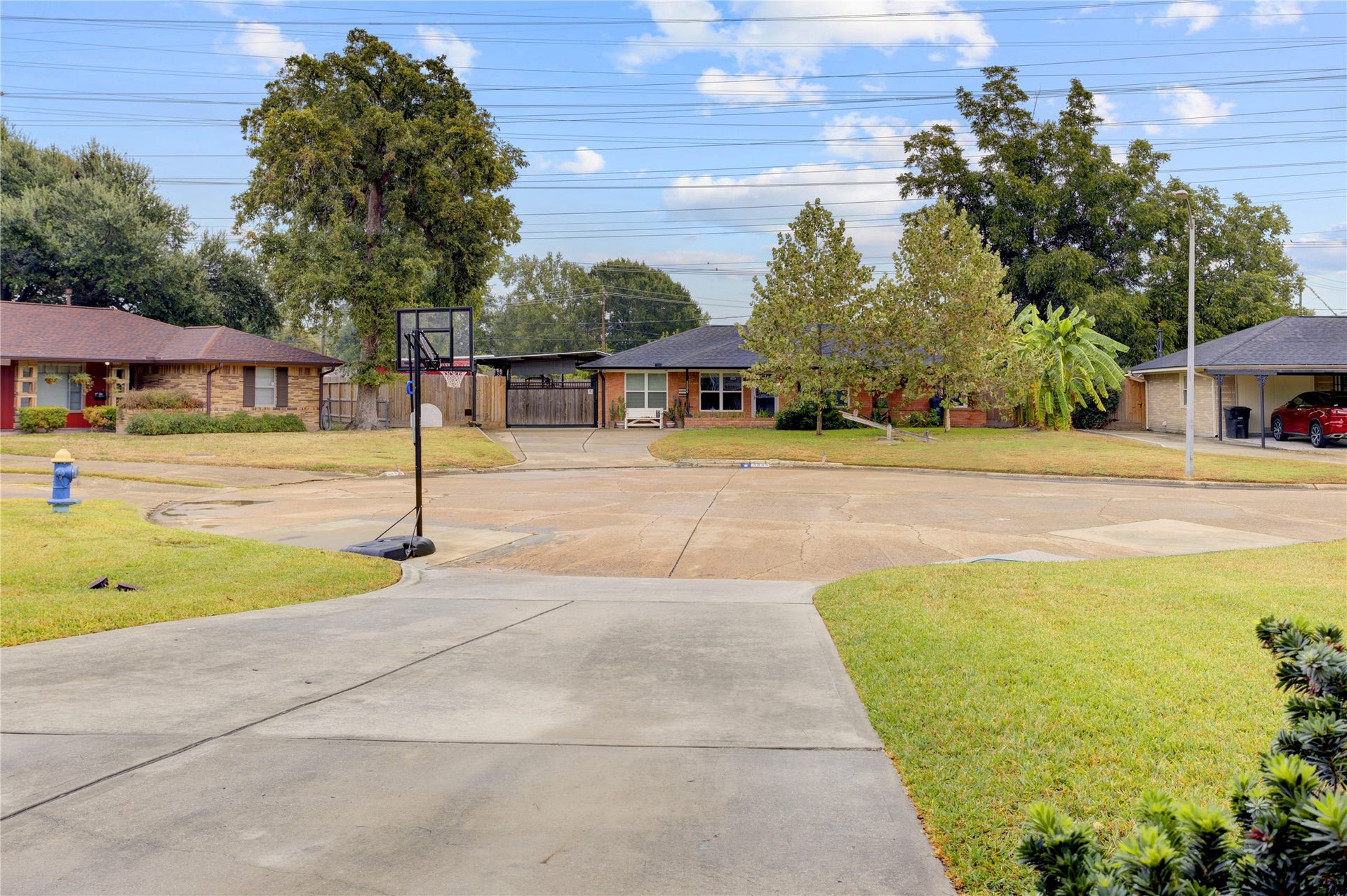 3007 Topham Circle, Houston, TX 77018 View from the driveway of the cul-de-sac.