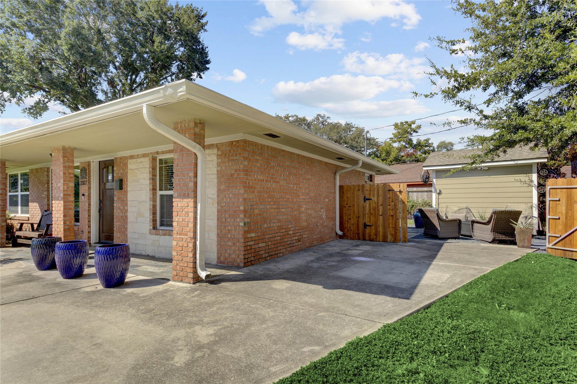 3007 Topham Circle, Houston, TX 77018 Another angle of the driveway/parking space leading to the backyard.