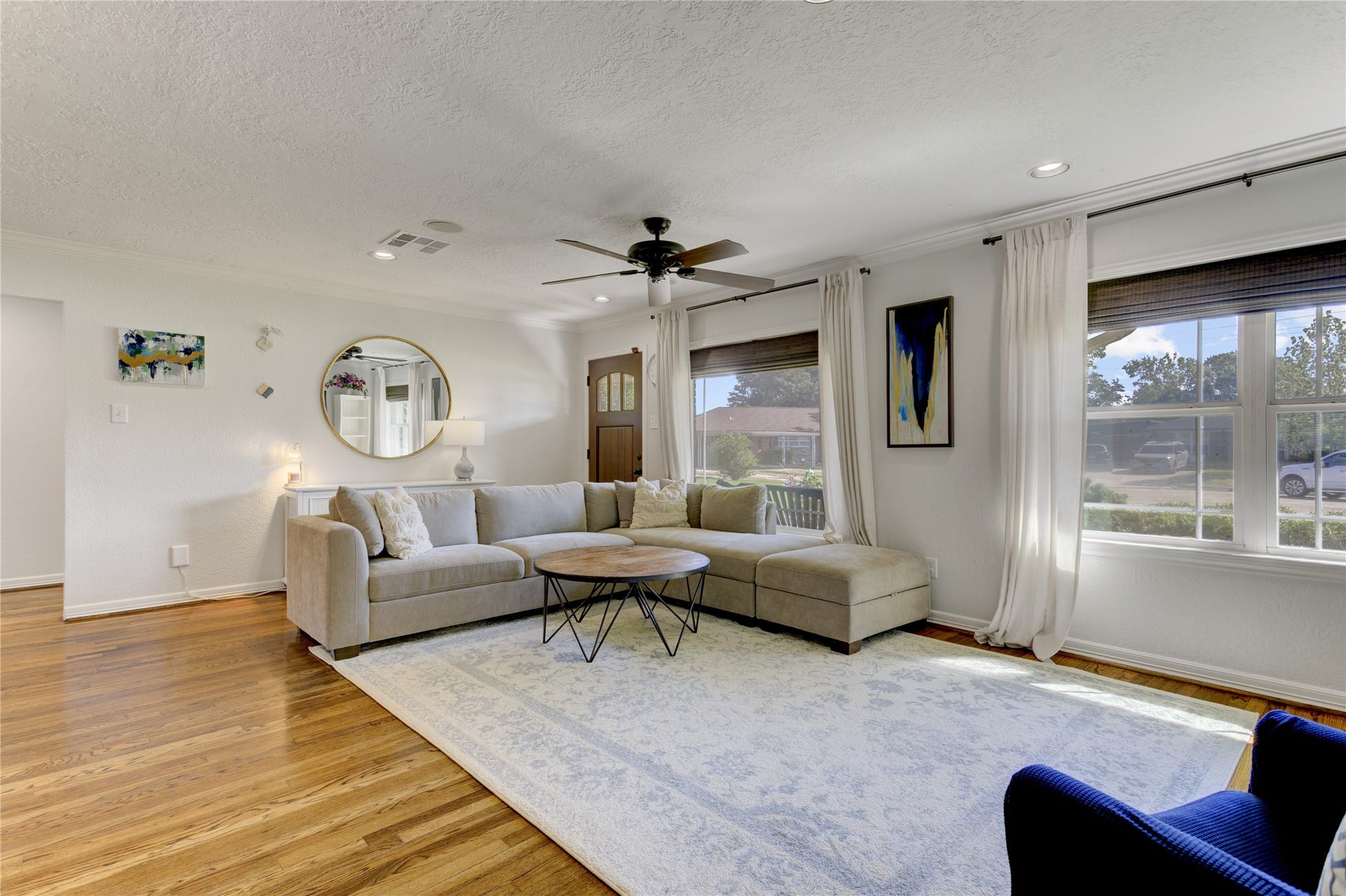 3007 Topham Circle, Houston, TX 77018 Another angle of the living room, which faces Topham Cir.
