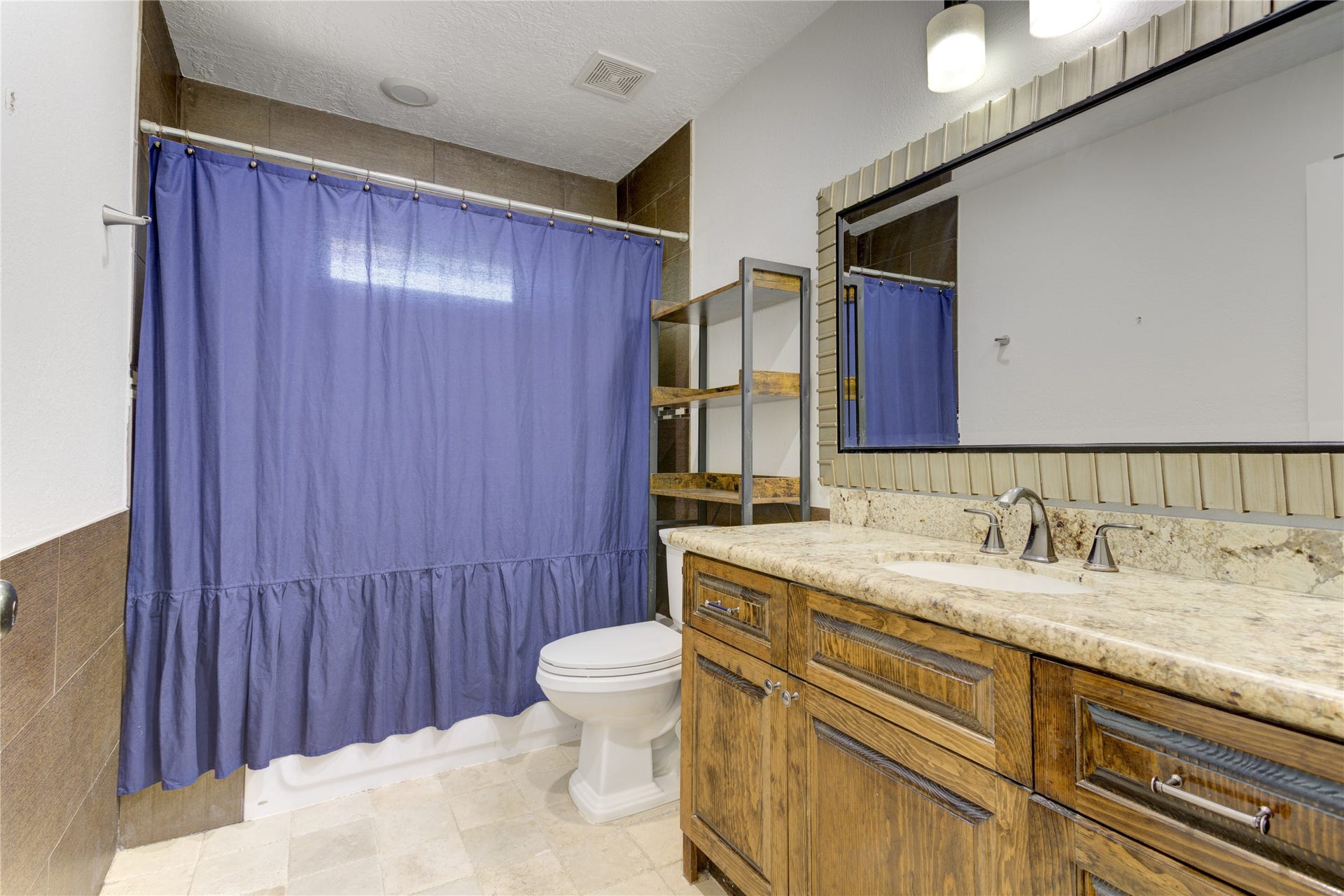 3007 Topham Circle, Houston, TX 77018 Located just outside of each secondary bedroom are full bathrooms with tub/shower combos.