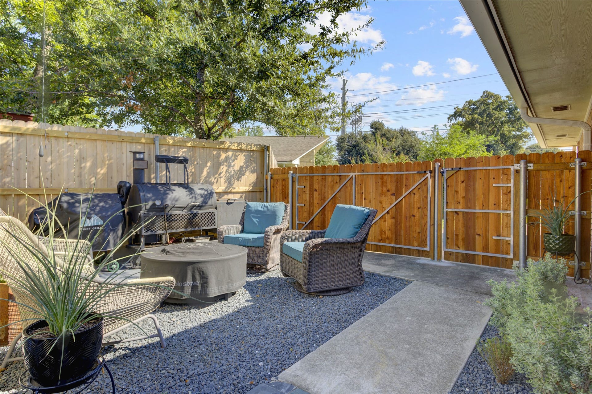 3007 Topham Circle, Houston, TX 77018 Additional entertaining space on the driveway side of the house!