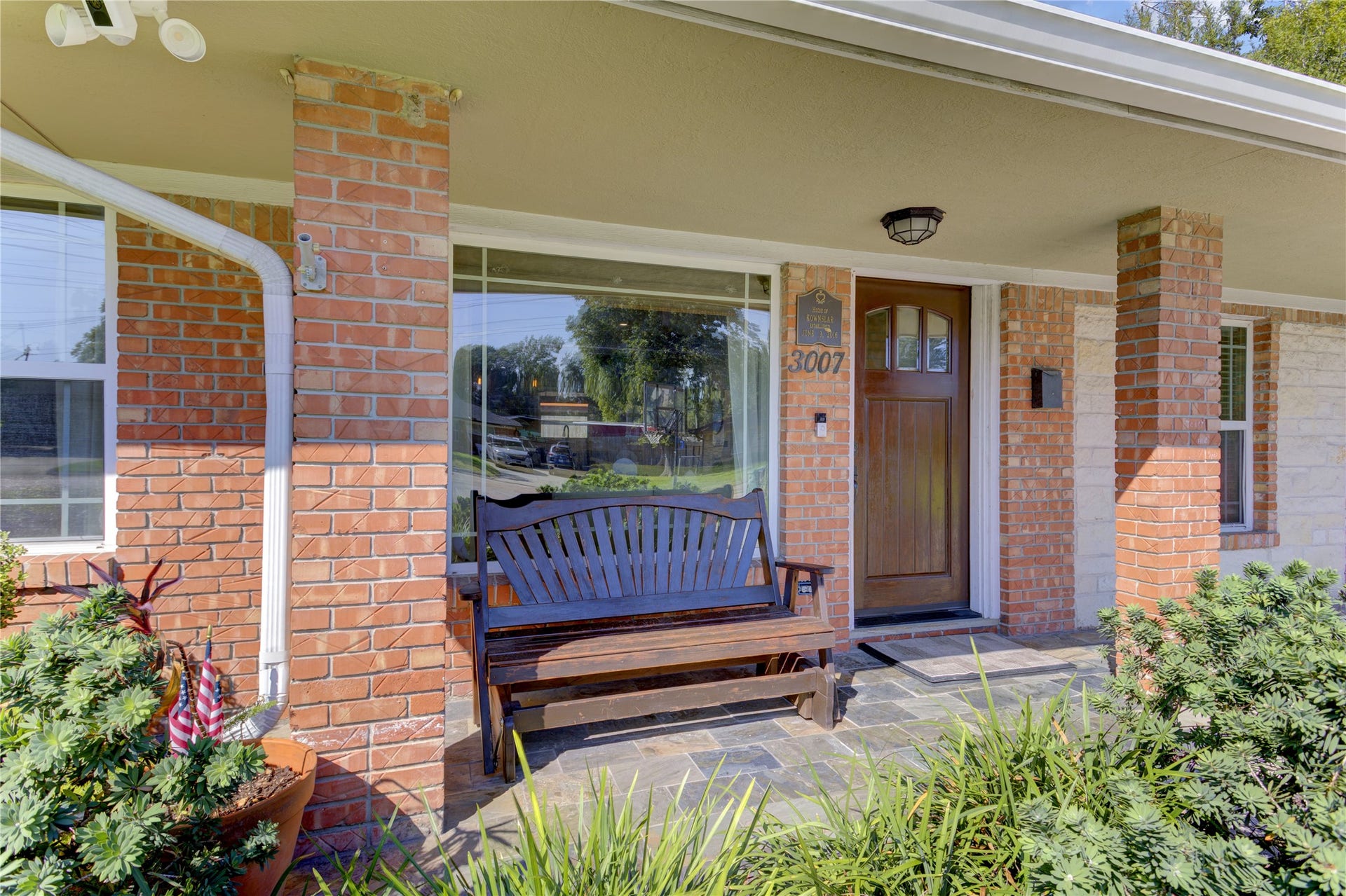 3007 Topham Circle, Houston, TX 77018 Inviting front porch as you enter the home, perfect for enjoying the sunrise or watching the happenings in the cul-de-sac.