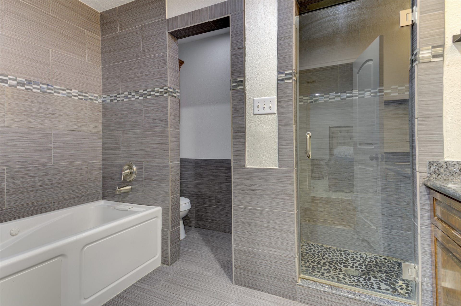 3007 Topham Circle, Houston, TX 77018 The primary bathroom offers a separate jetted tub, toilet closet, and walk-in shower with rain head and body sprays.