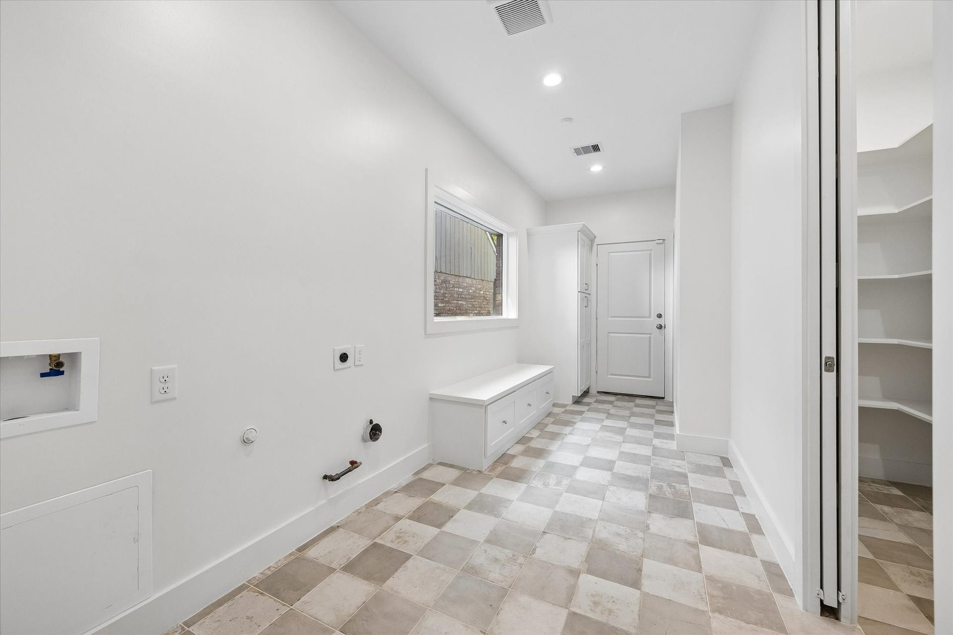 10659 Mayfield Road, Houston, TX 77043 The MUD room and utility area offer practicality and organization. With ample space for full size appliances and additional storage, this room ensures convenience for daily chores. The built-in bench with drawers provides a handy spot for seating and stowing away shoes or other items, enhancing the room's functionality.