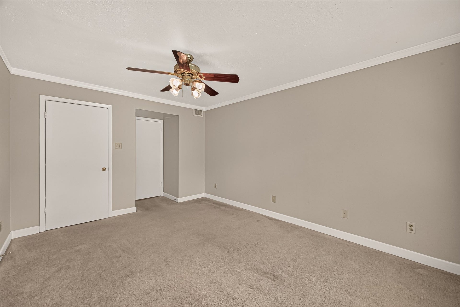 10555 Turtlewood Court, #1006, Houston, TX 77072 Spacious room with neutral tones, featuring a ceiling fan and ample natural light.