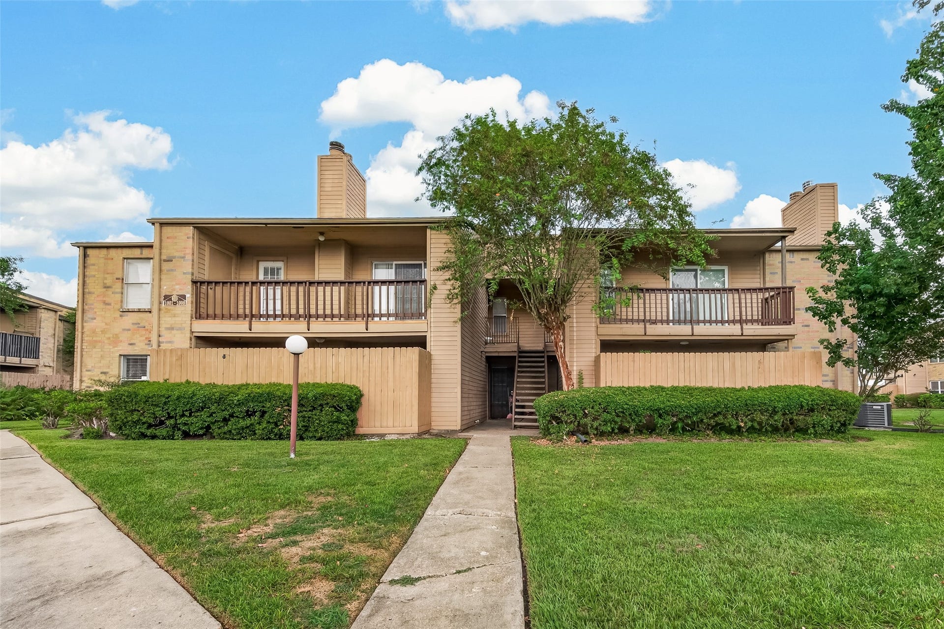 10555 Turtlewood Court, #1006, Houston, TX 77072 Welcome to your new home! This rare ground-level corner unit awaits you.