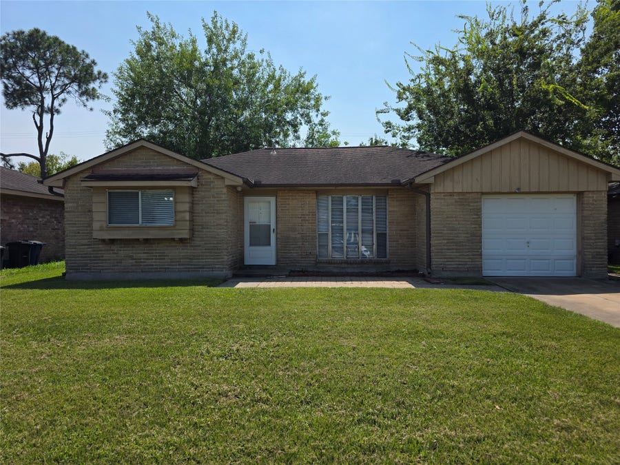 Property photo for 508 Avondale Lane, Friendswood, TX